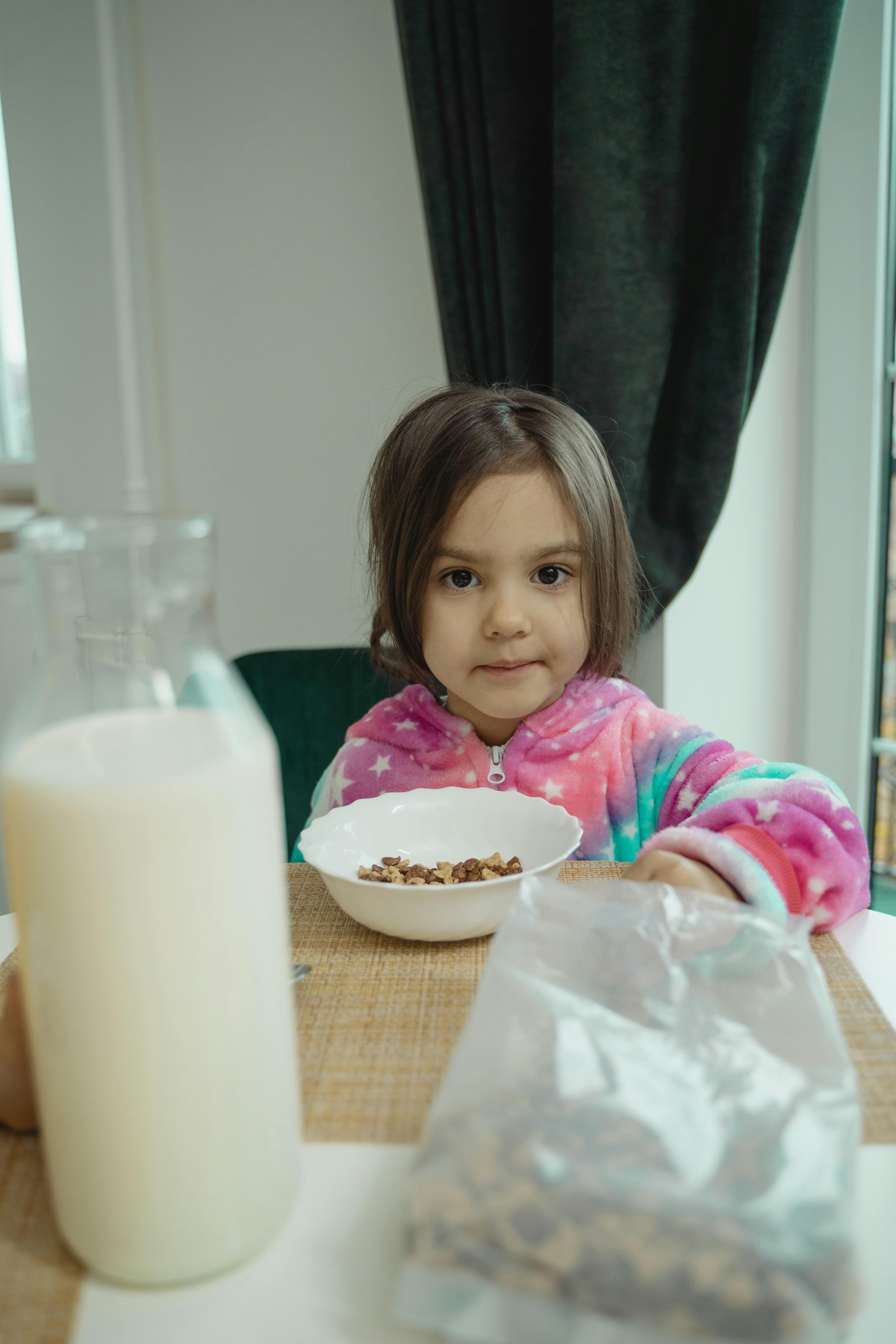 Kleines Mädchen genießt eine Schüssel mit Müsli | Quelle: Pexels