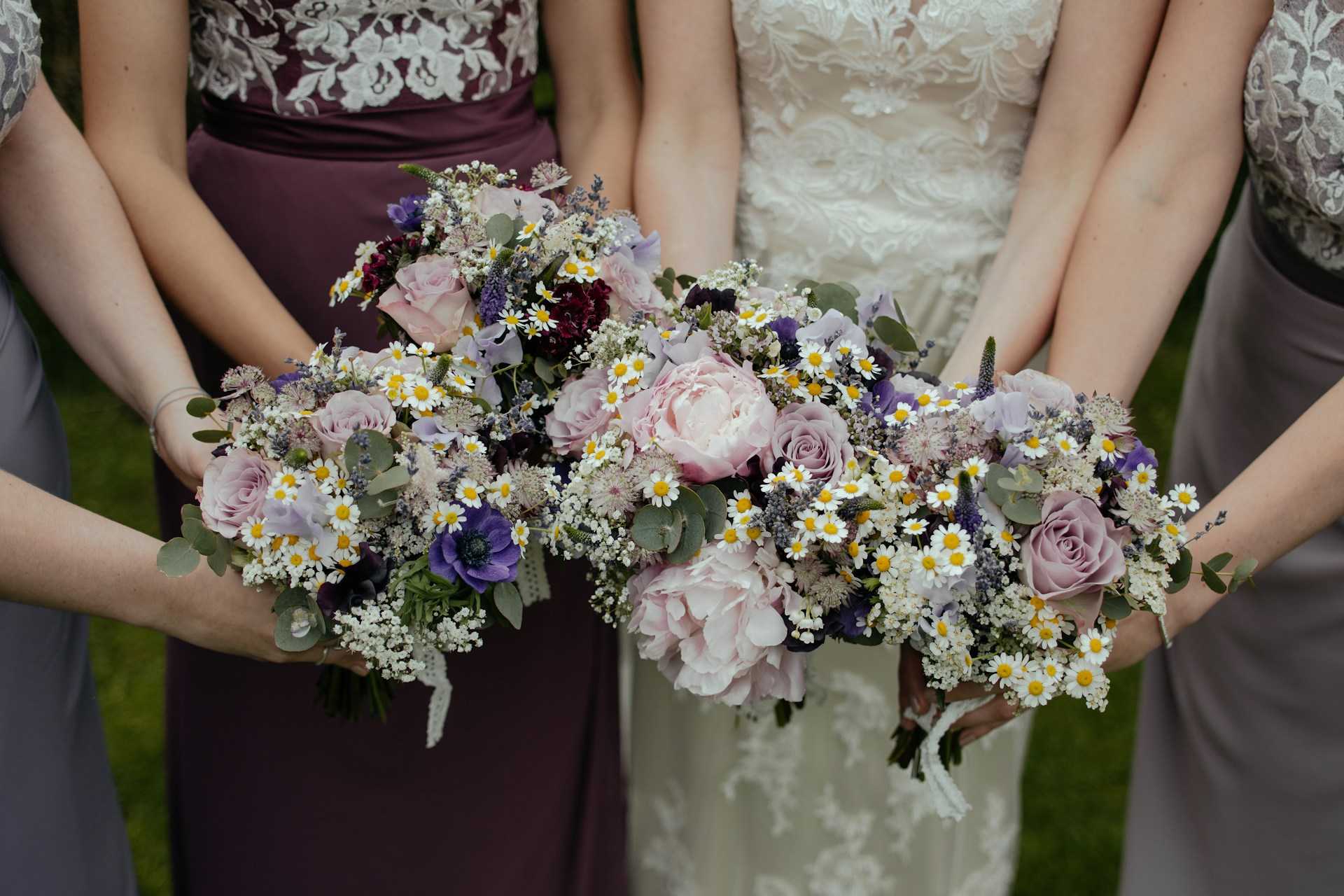 Eine Gruppe von Brautjungfern, die jeweils einen Blumenstrauß halten | Quelle: Unsplash