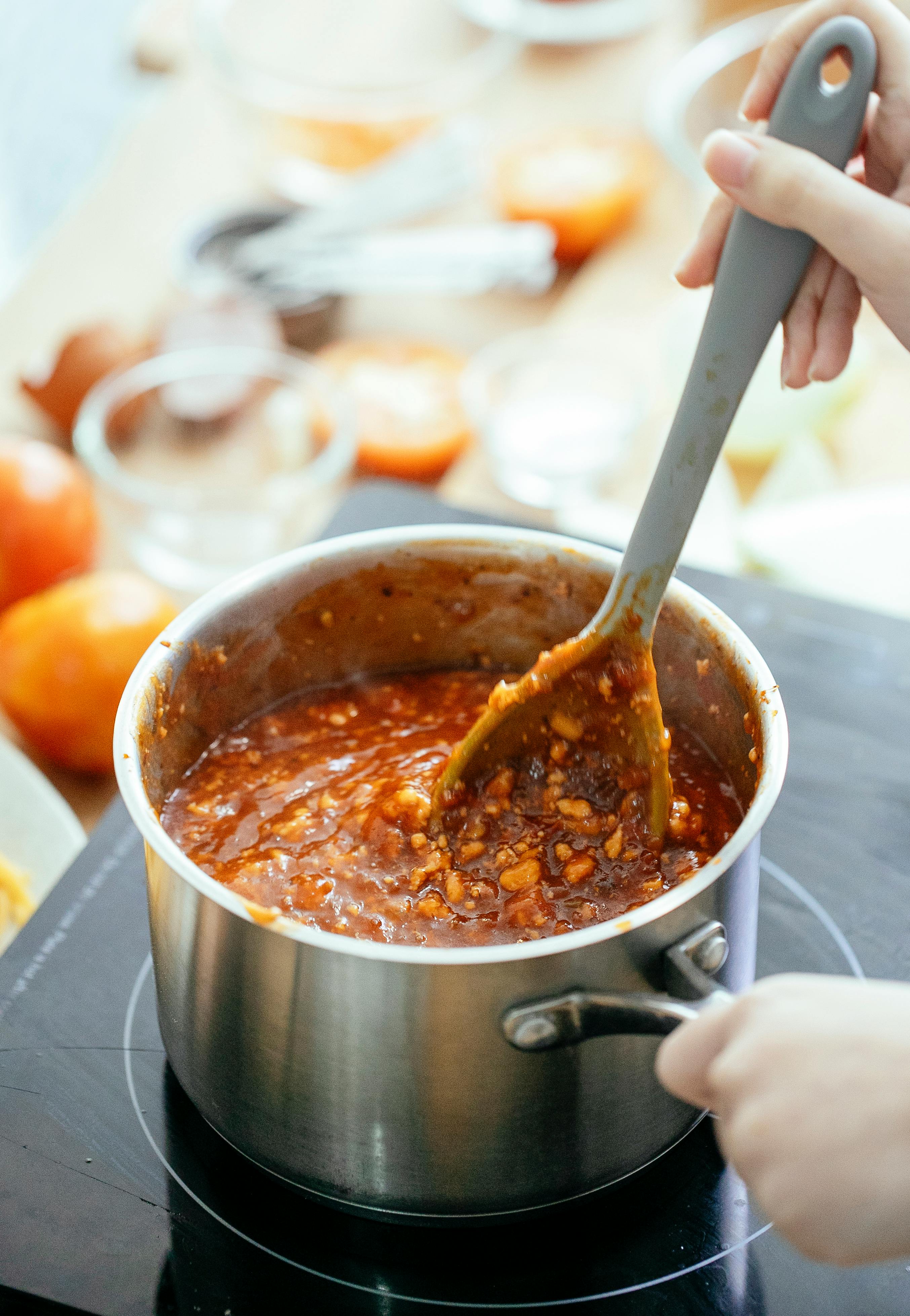 Eine Person, die einen Topf mit Chili kocht | Quelle: Pexels
