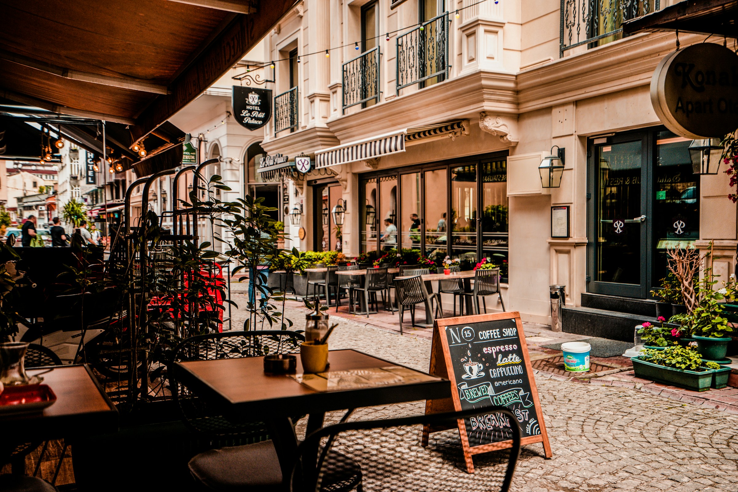Zewnętrzna część kawiarni | Źródło: Unsplash