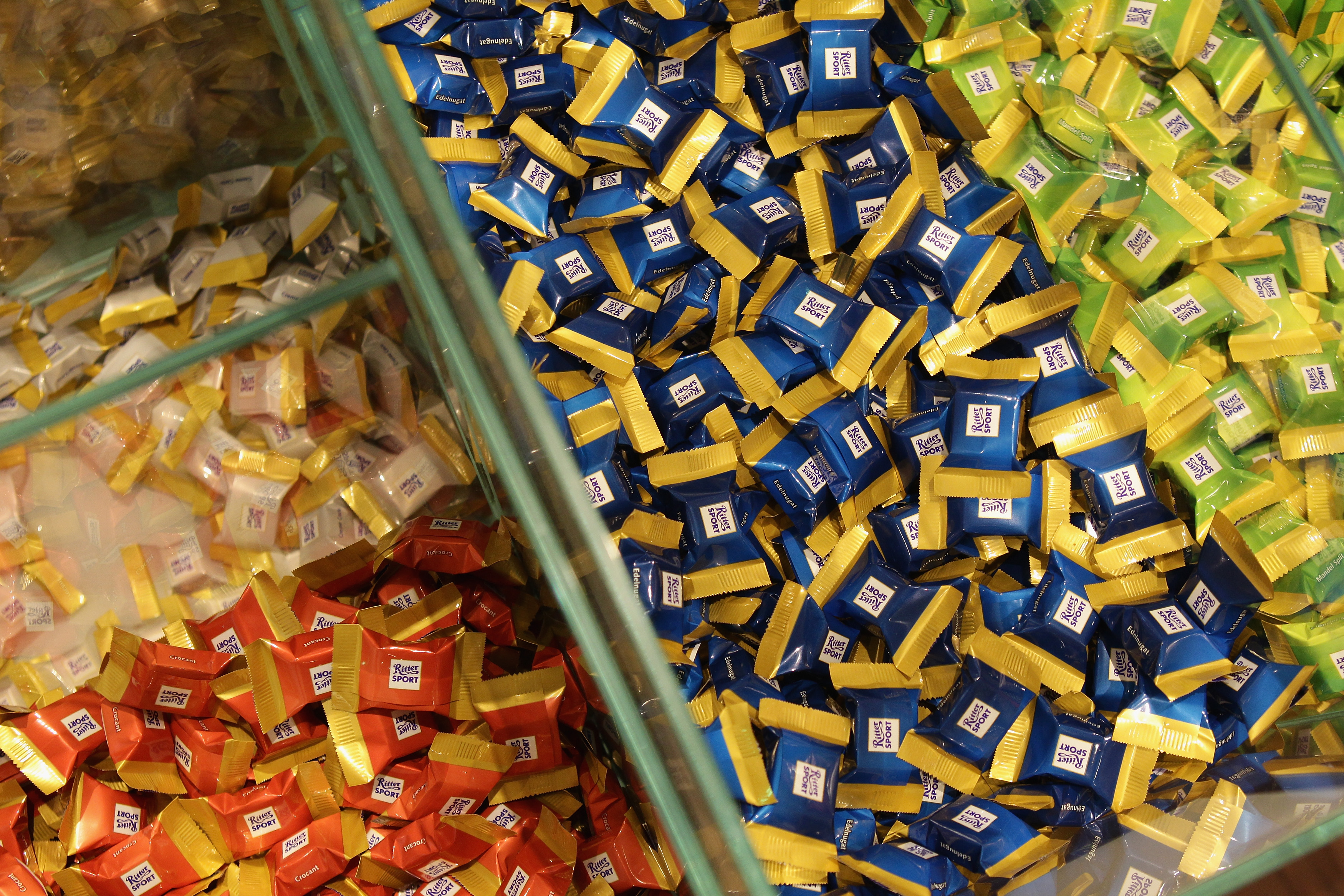 Eine Vielzahl von Schokoladentafeln wird am 11. August 2010 im Flagship-Store „colourful choco world” von Ritter Sport in Berlin, Deutschland, präsentiert. | Quelle: Getty Images