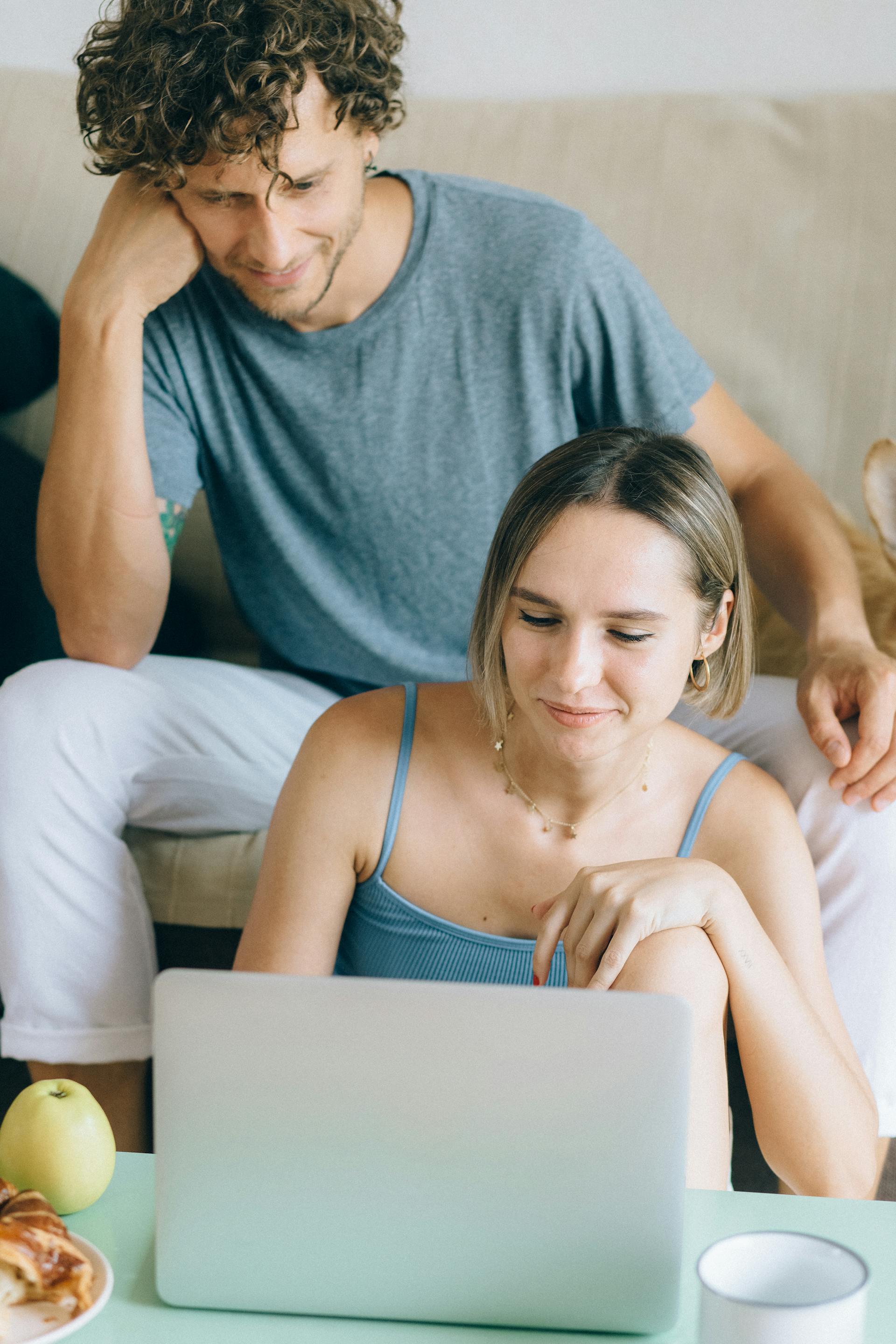 Ein Mann und eine Frau schauen gemeinsam auf einen Laptop-Bildschirm | Quelle: Pexels