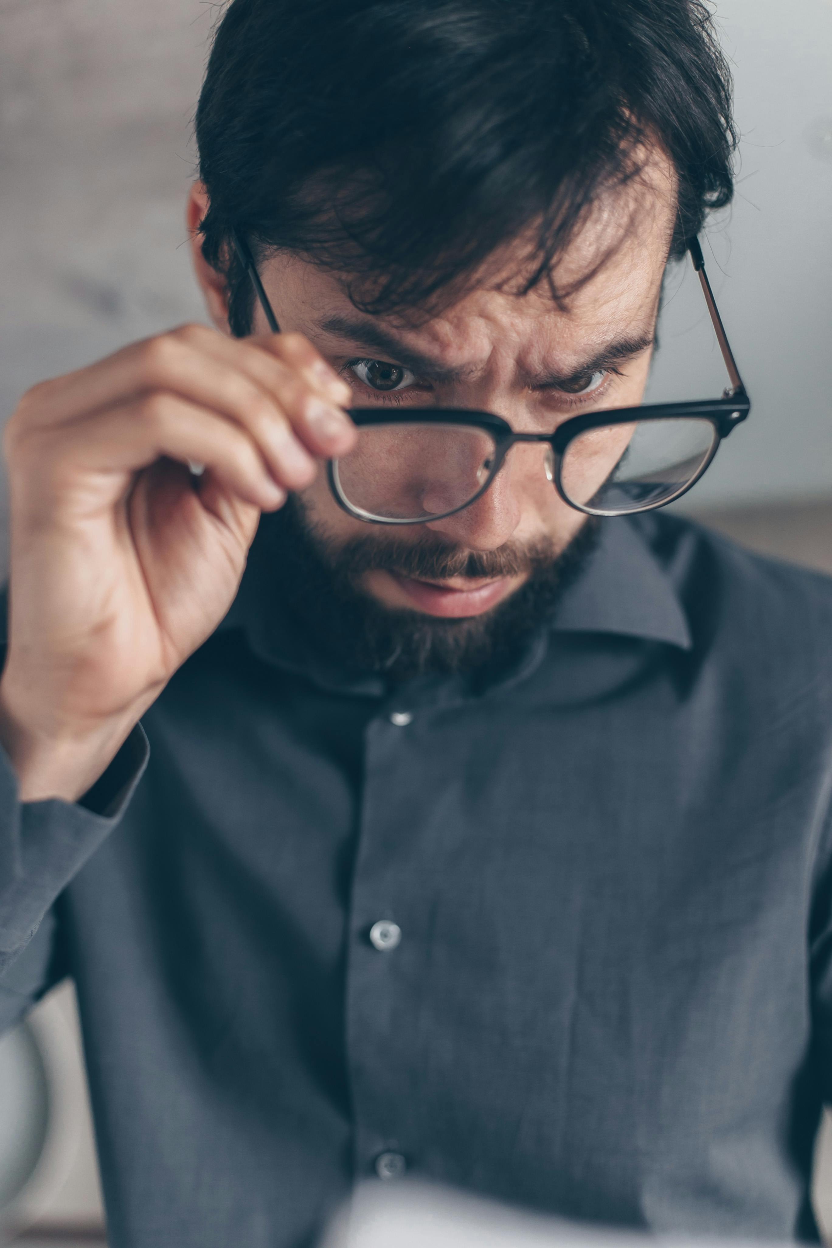 Ein überraschter Mann liest einen Zettel | Quelle: Pexels