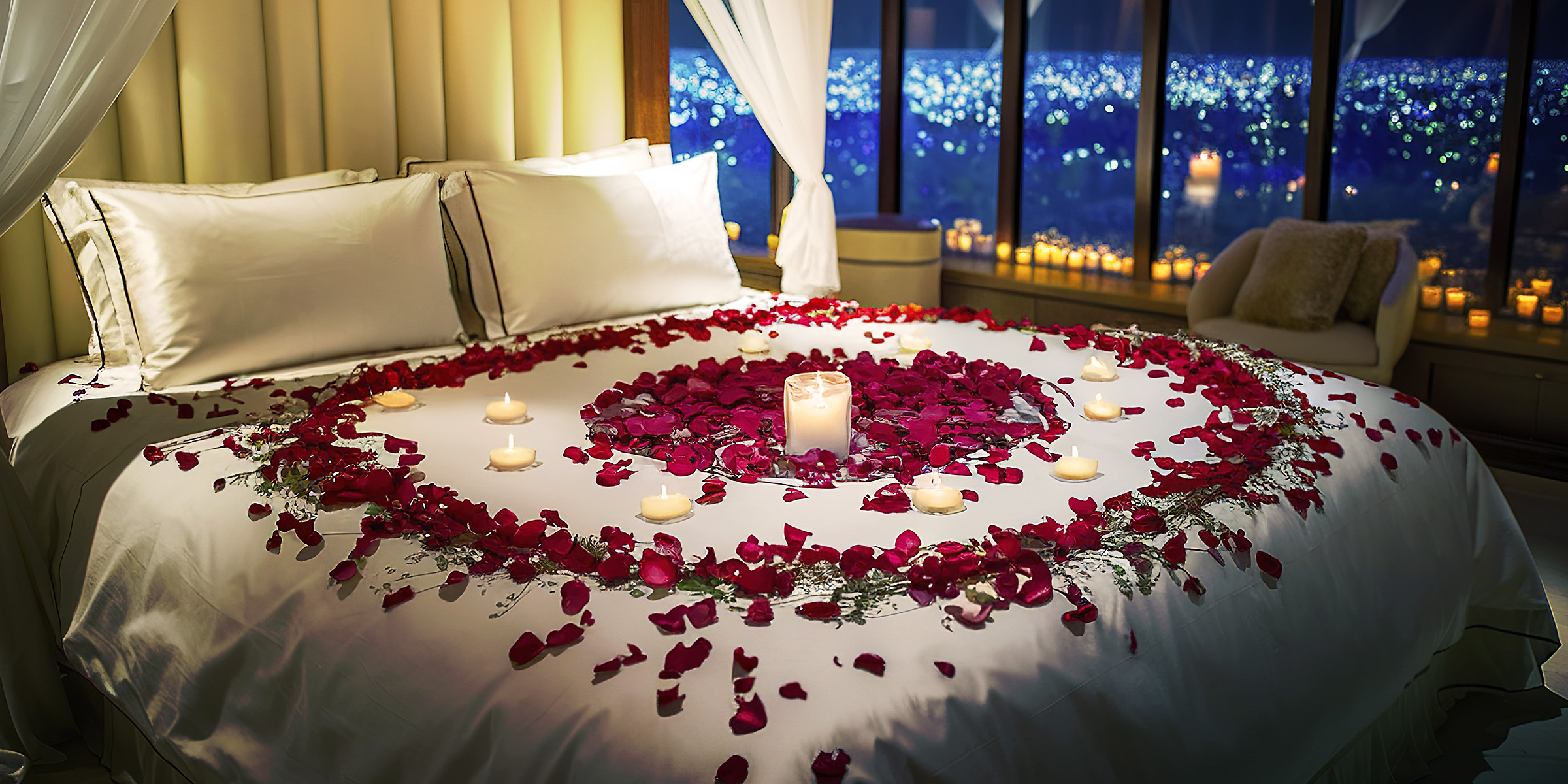 Ein mit Rosen und Kerzen bedecktes Bett | Quelle: Shutterstock