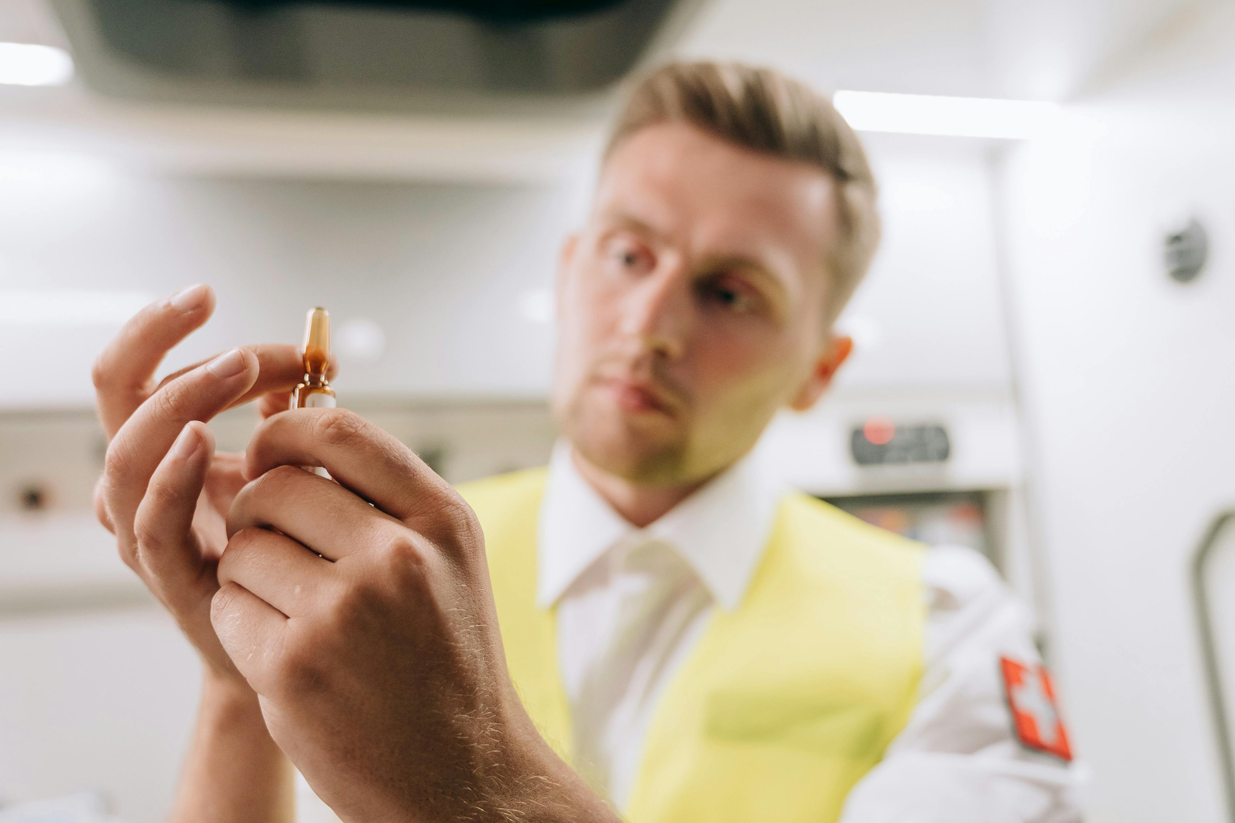 Ein Rettungssanitäter bei der Arbeit | Quelle: Pexels