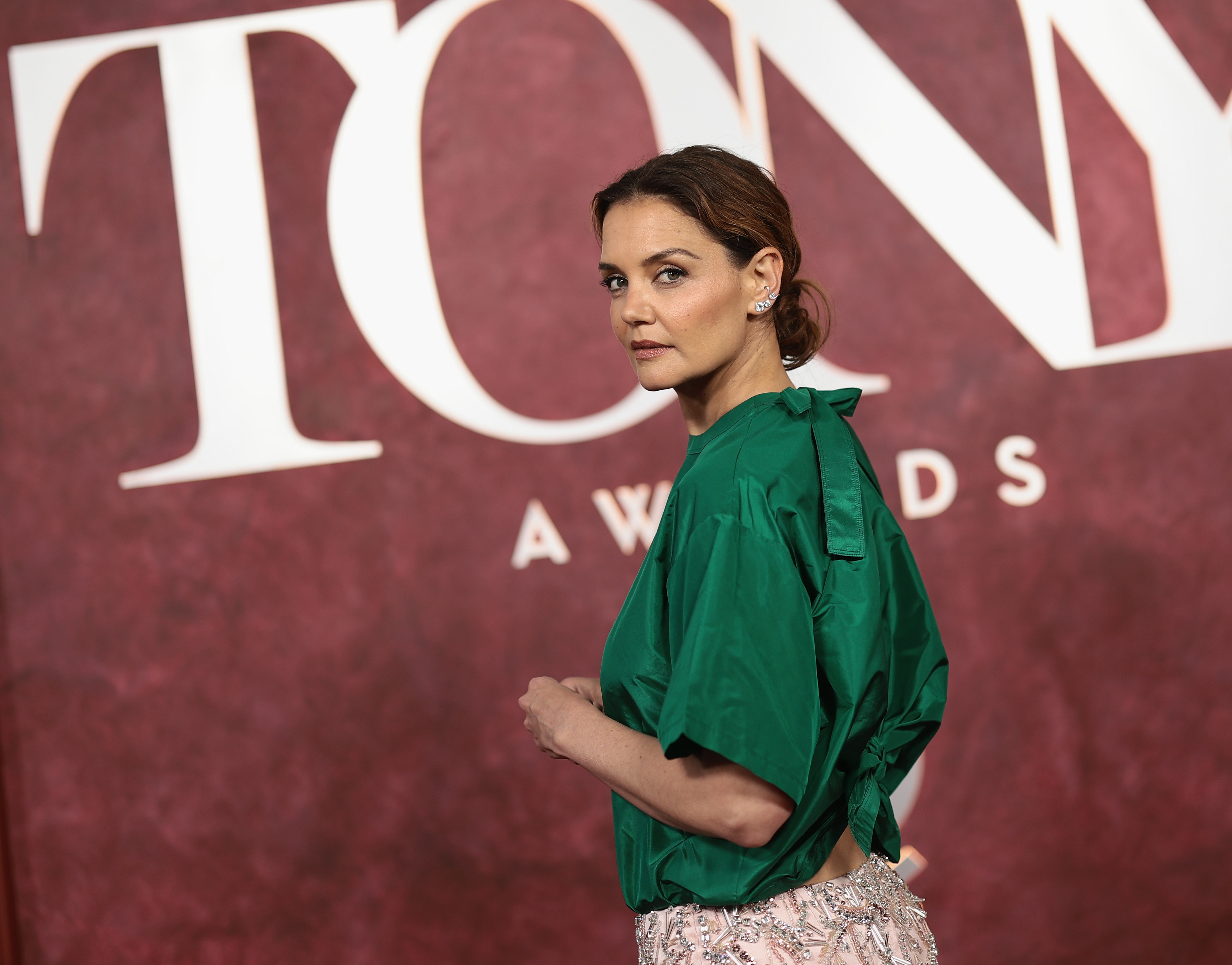 Die Schauspielerin verdreht die Köpfe in einem leuchtend smaragdgrünen Oberteil und einem blassrosa Perlenrock, als sie bei den 78. Tony Awards auftaucht.