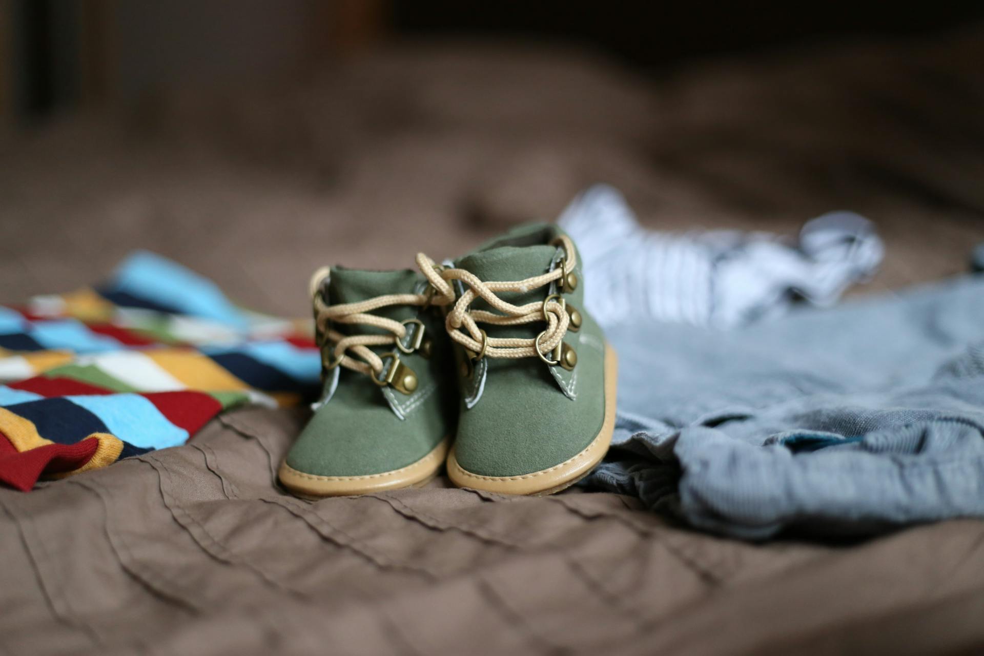 Schuhe und Kleidung eines Babys | Quelle: Pexels