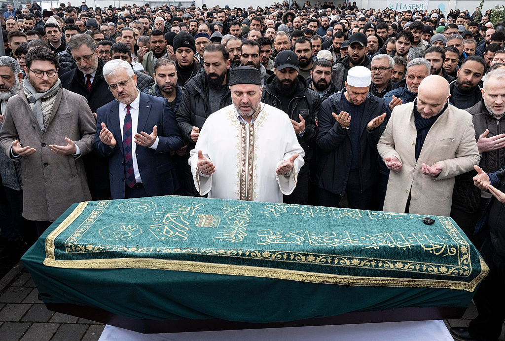 5. Februar 2026, Rheinland-Pfalz, Ludwigshafen: Über tausend Leute haben Serkan C. im Innenhof der Alemi-Islam-Moschee in Ludwigshafen die letzte Ehre erwiesen. | Quelle: Getty Images