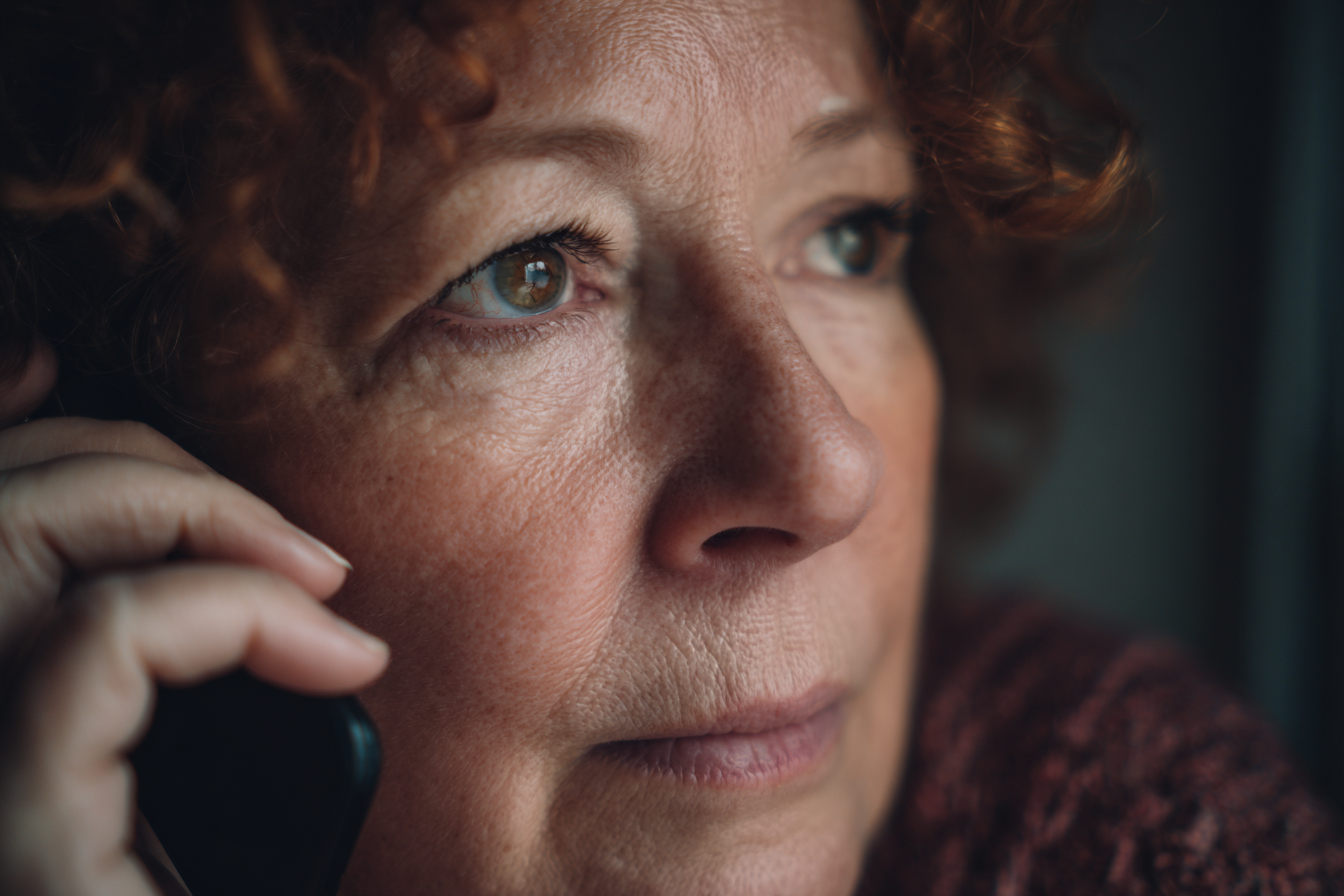 Eine Frau spricht am Telefon | Quelle: Midjourney