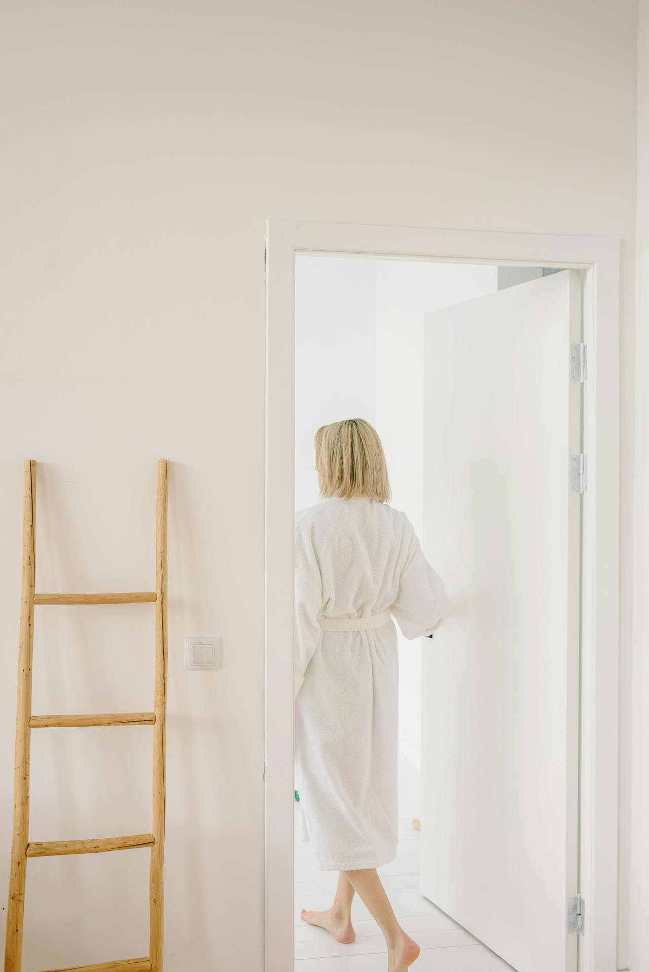 Eine Frau im Bademantel, die an der Tür steht | Quelle: Pexels