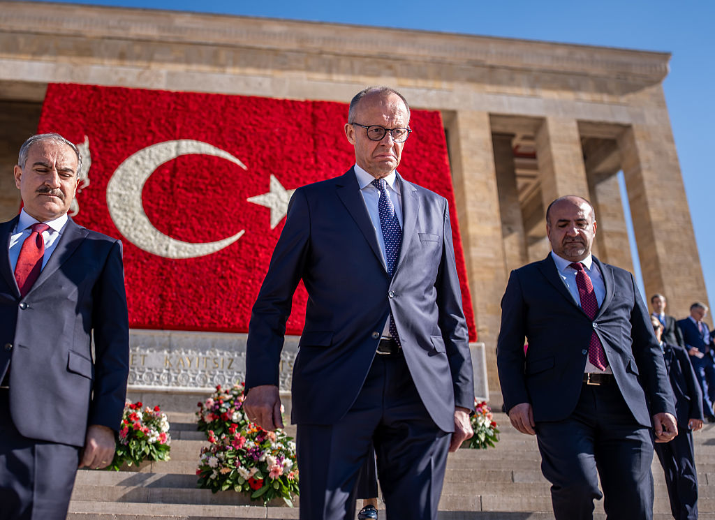30. Oktober 2025, Türkei, Ankara: Bundeskanzler Friedrich Merz (CDU) nimmt an der Kranzniederlegung am Atatürk-Mausoleum teil. Merz ist zu seinem Antrittsbesuch in der Türkei und trifft auch Staatschef Erdogan.  | Quelle: Getty Images