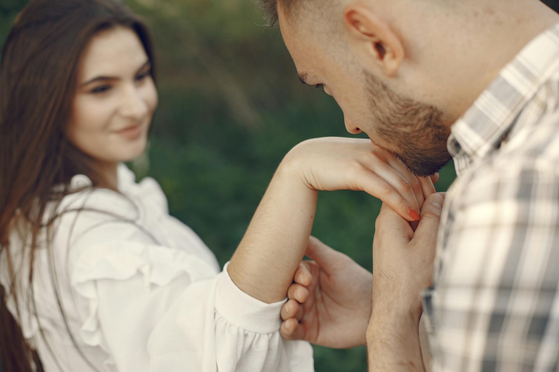 Mężczyzna całujący dłoń kobiety | Źródło: Pexels