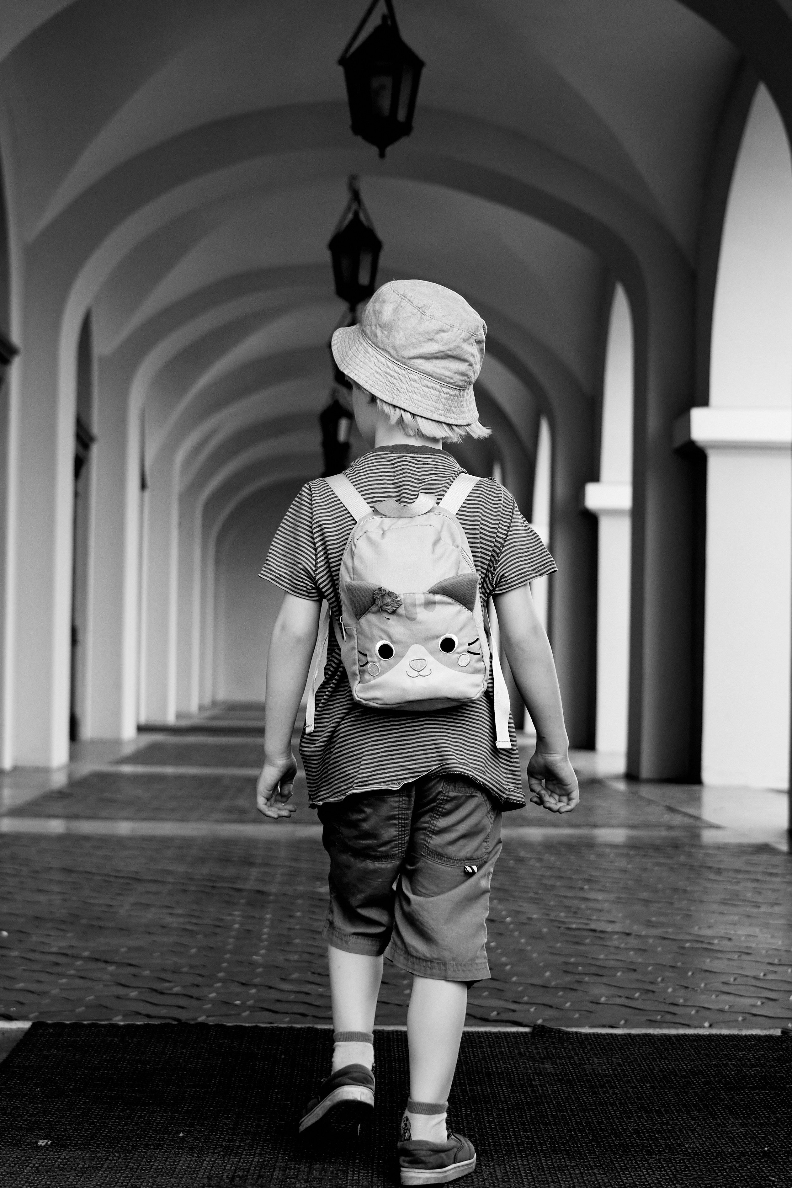 Ein Junge trägt eine Schultasche | Quelle: Unsplash