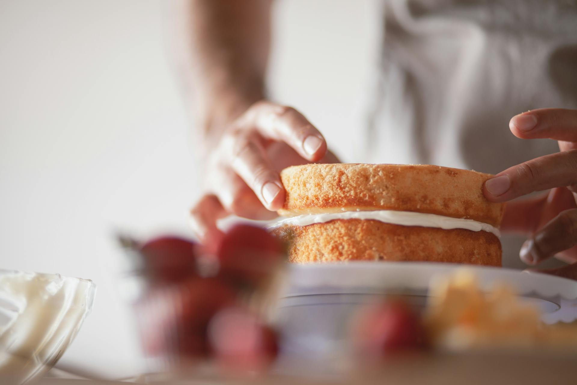 Eine Person hält einen Biskuitkuchen | Quelle: Pexels