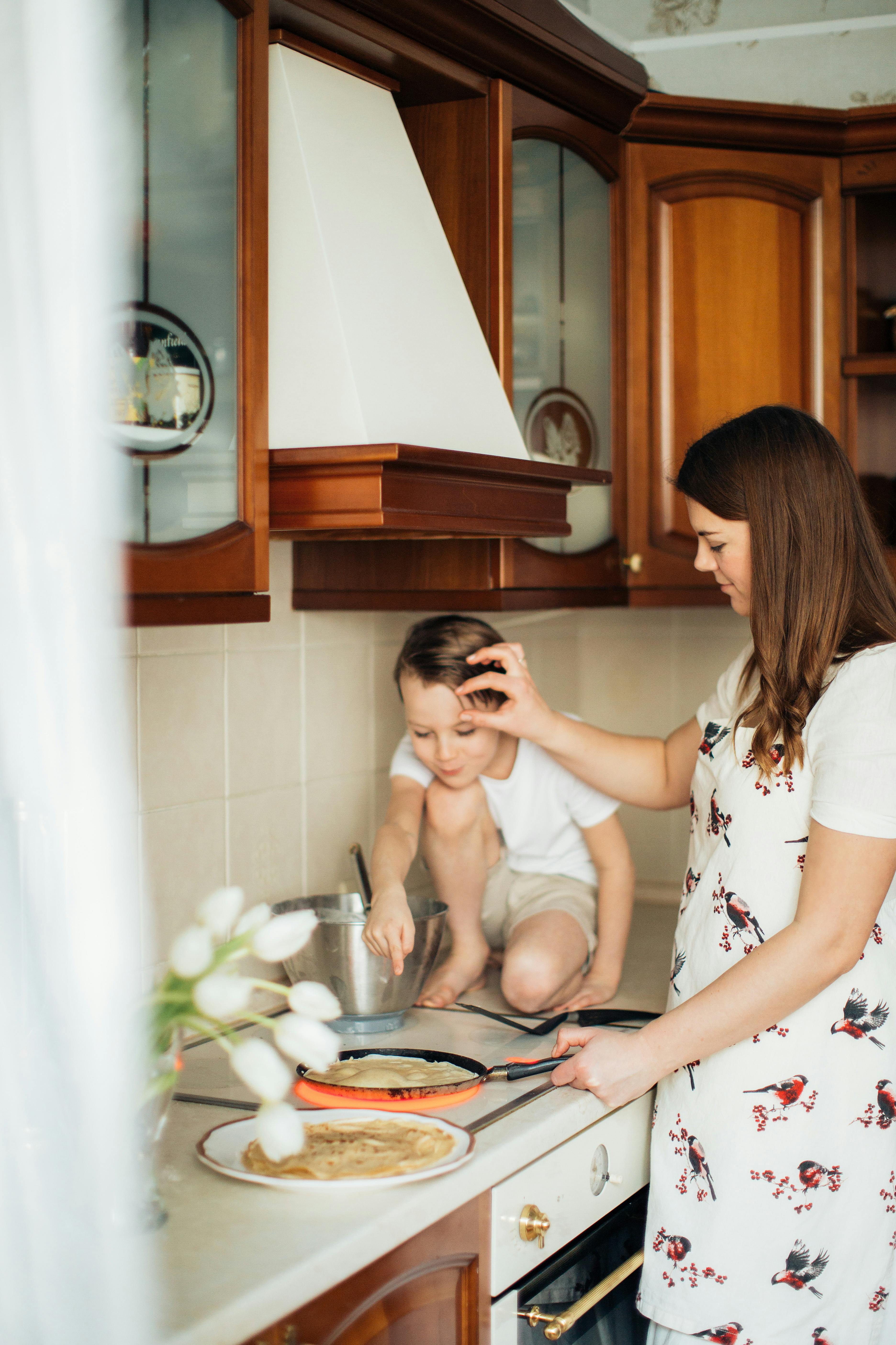 Eine glückliche Mutter mit ihrem Sohn | Quelle: Pexels