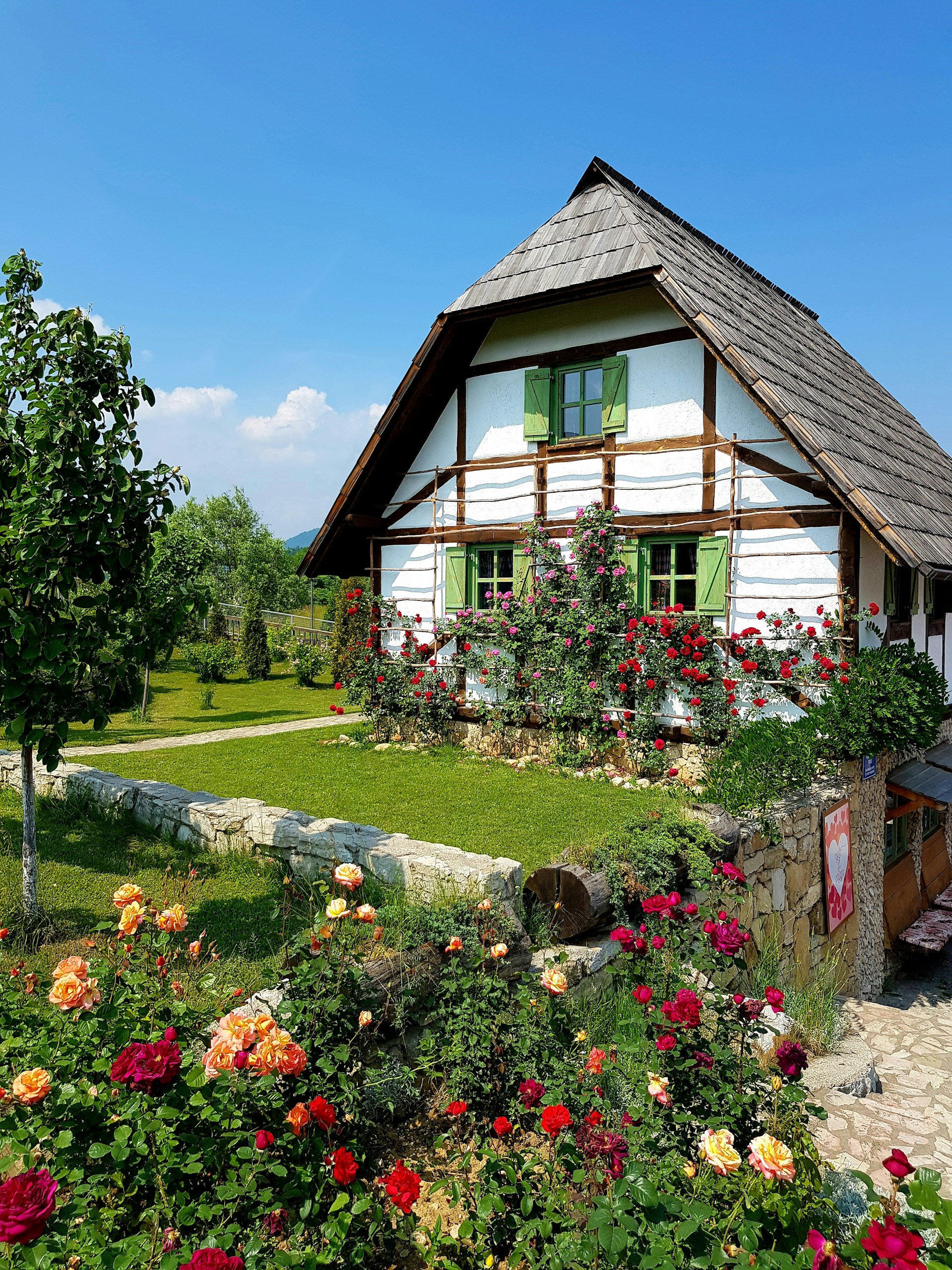 Ein Haus mit einem schönen Garten | Quelle: Unsplash