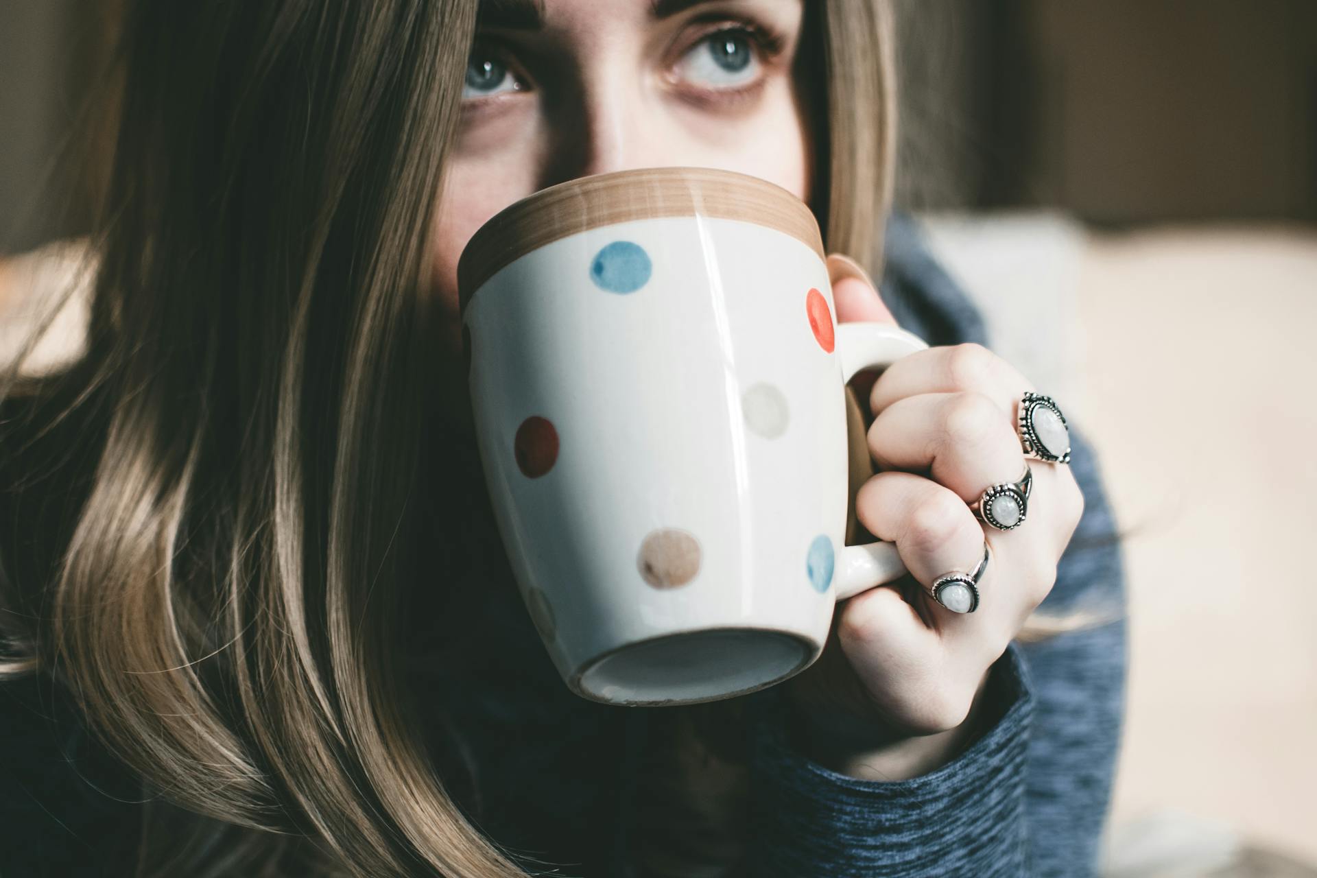 Eine Frau beim Kaffee trinken zu Hause | Quelle: Pexels