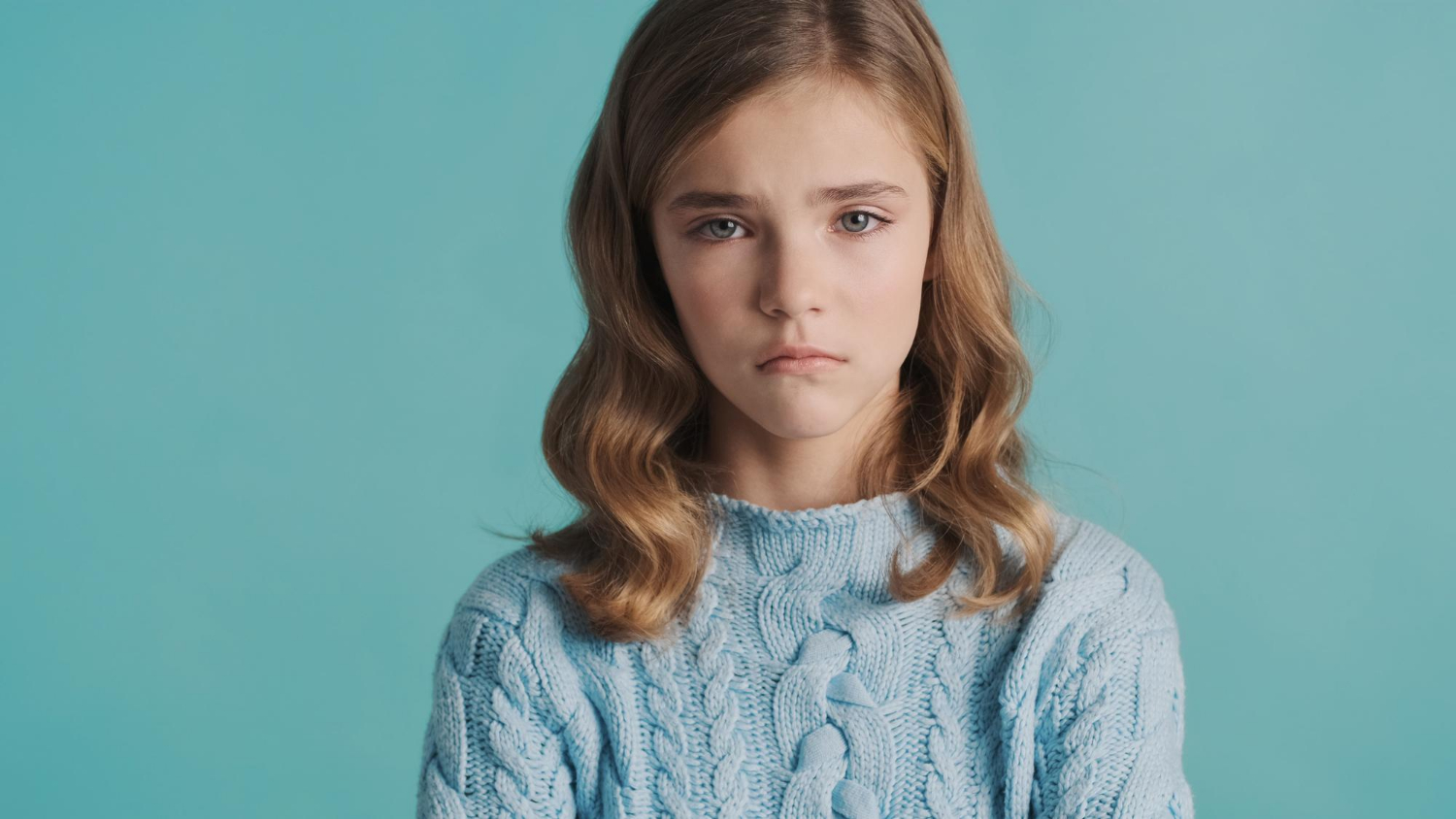 Ein junges Mädchen mit entmutigtem Blick | Quelle: Freepik