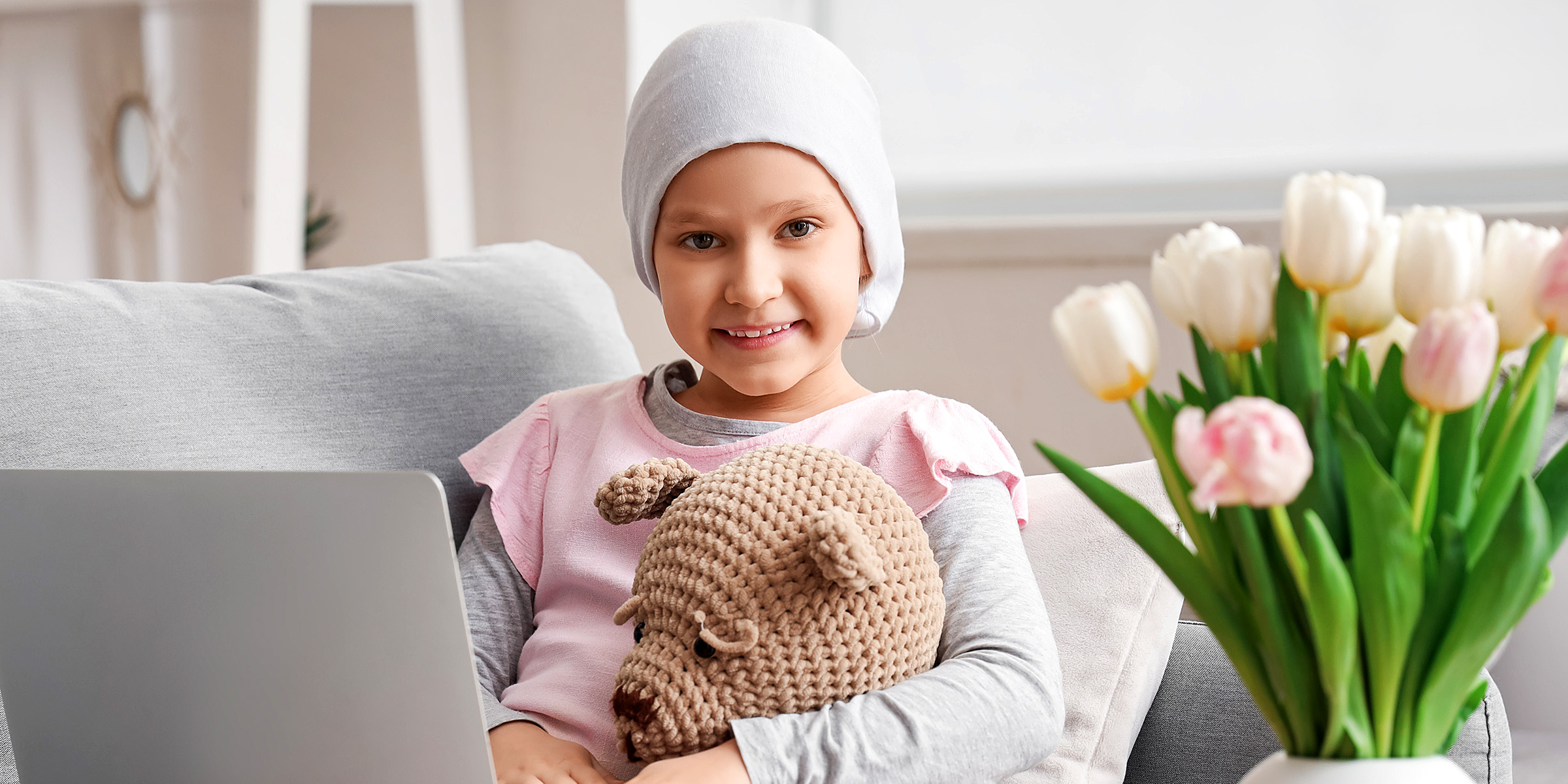 Ein junges Mädchen hält einen gestrickten Teddybär | Quelle: Shutterstock