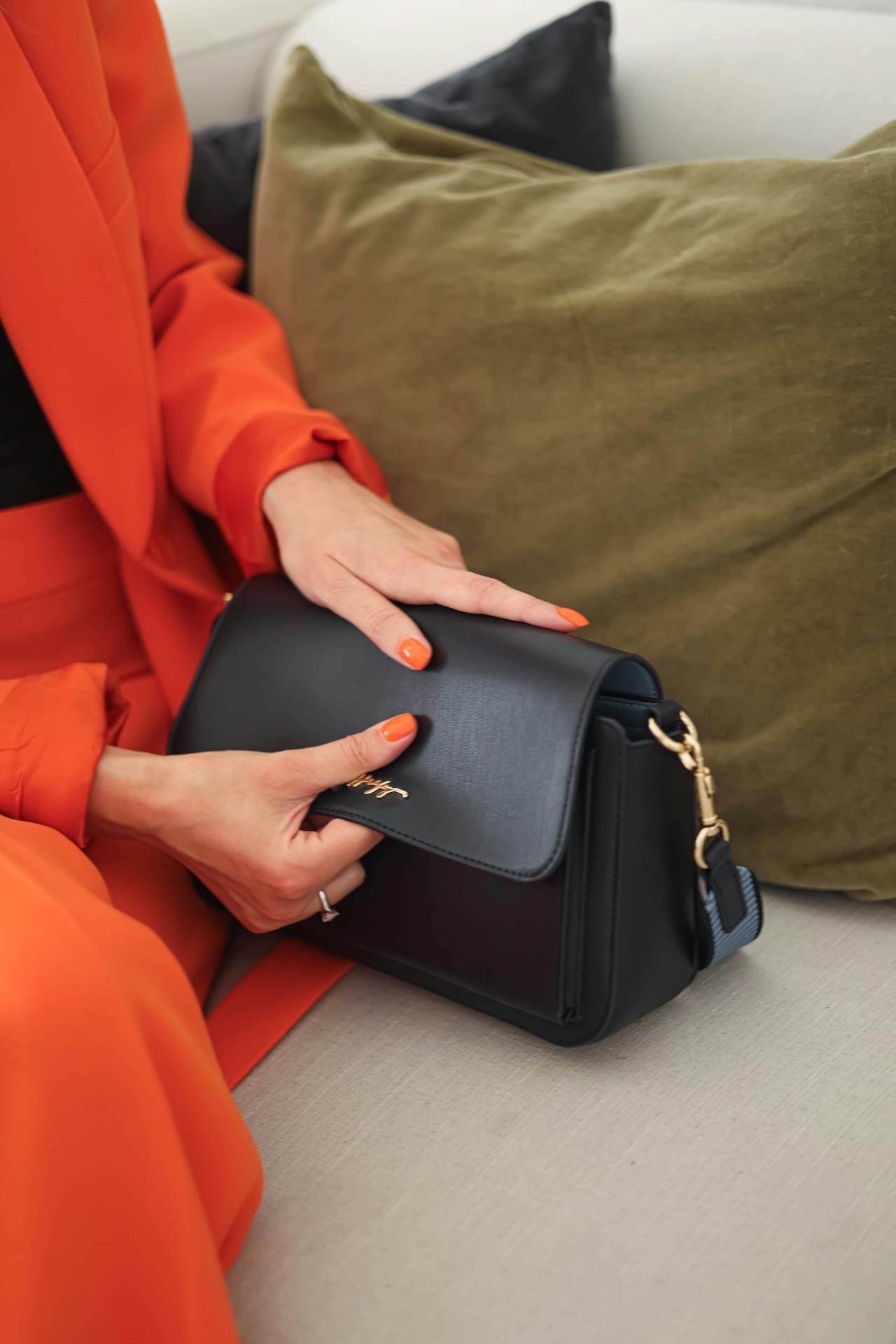 Eine Frau hält ihre Handtasche | Quelle: Pexels