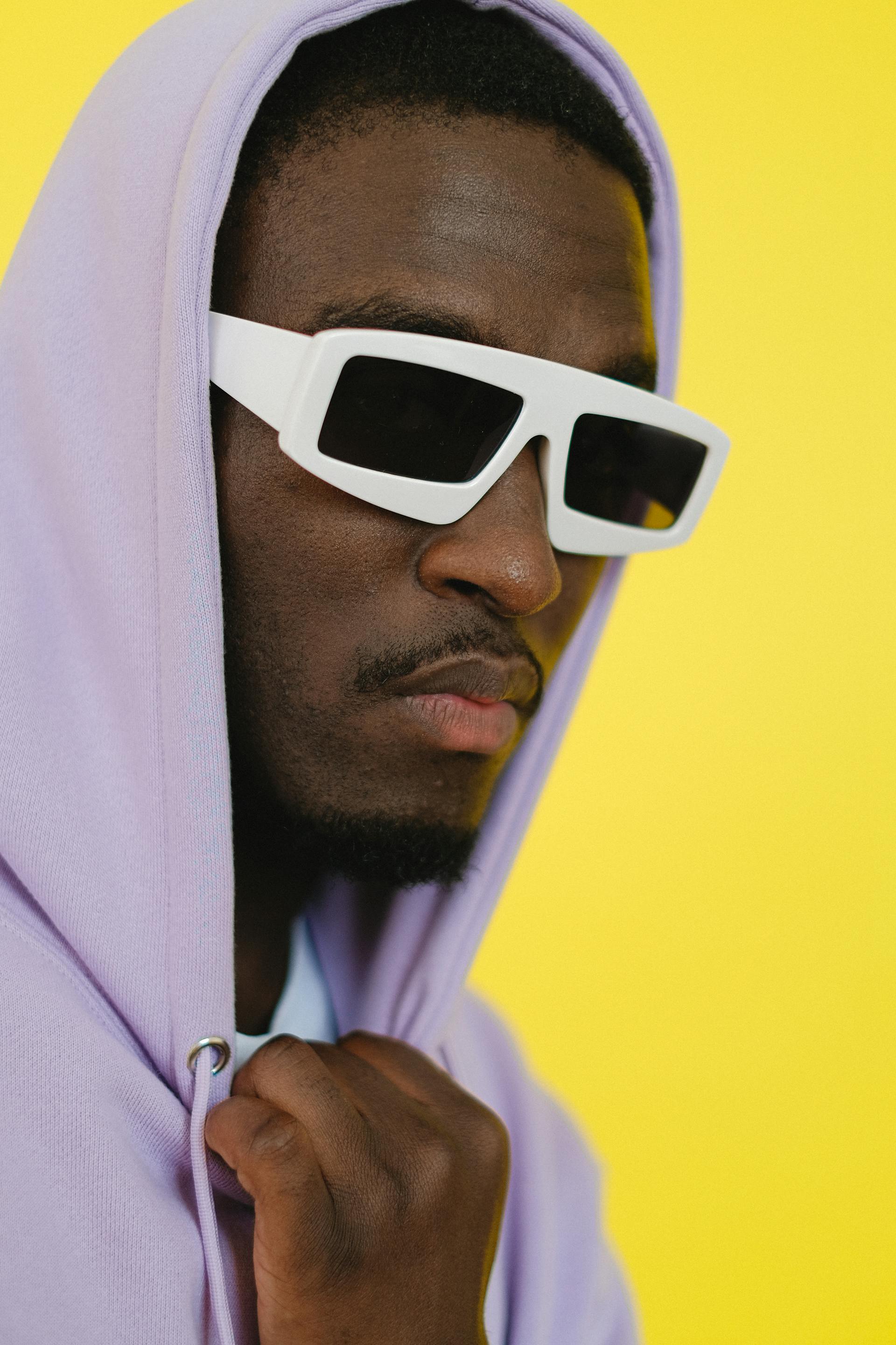 Ein Mann mit Sonnenbrille | Quelle: Pexels