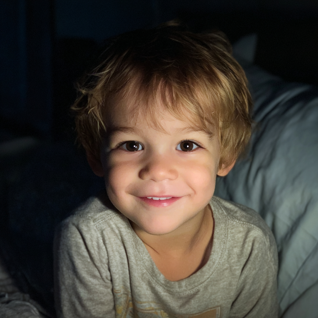 Ein lächelnder kleiner Junge sitzt in seinem Bett | Quelle: Midjourney