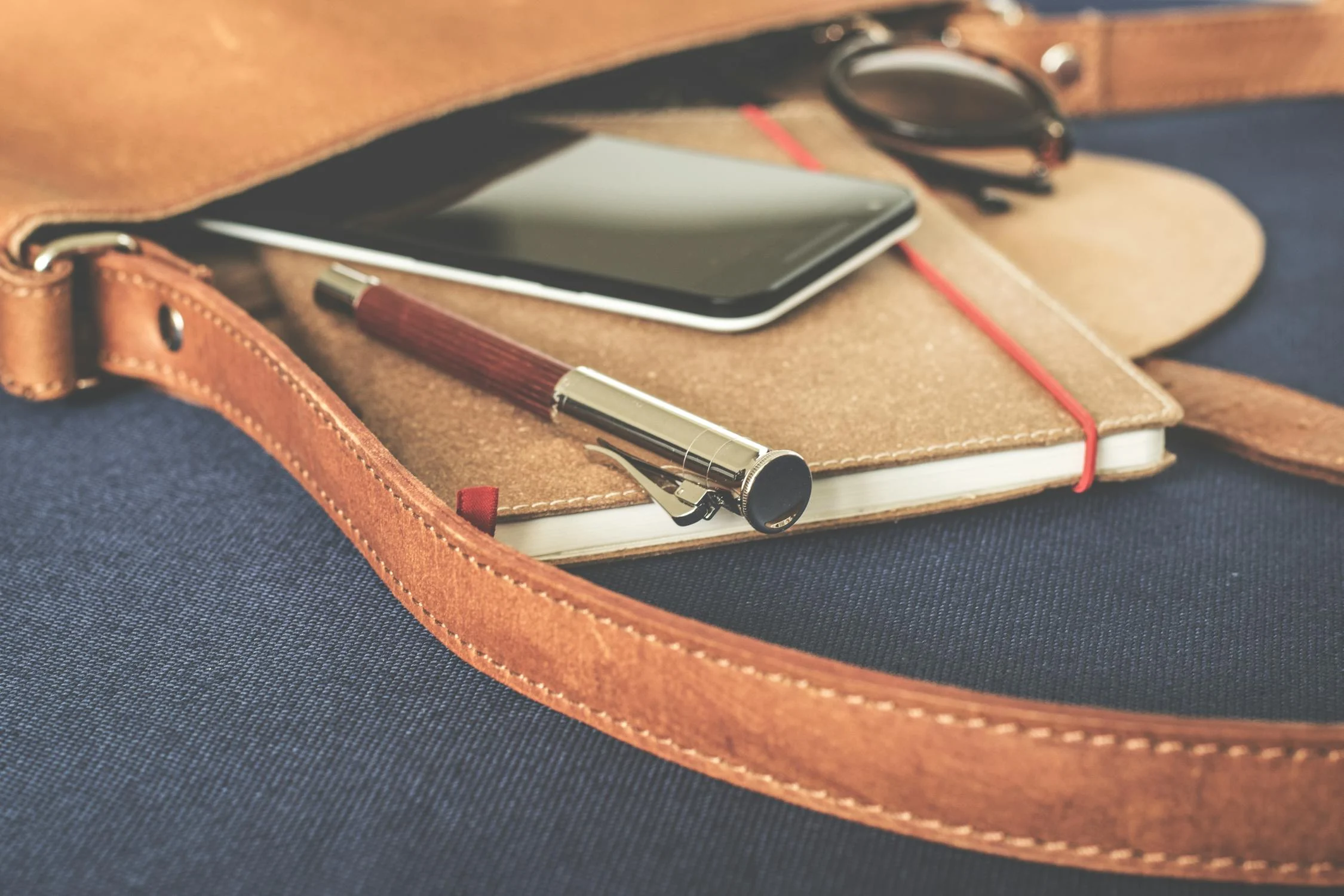 Zeug, das aus einer Tasche herausquillt | Quelle: Pexels