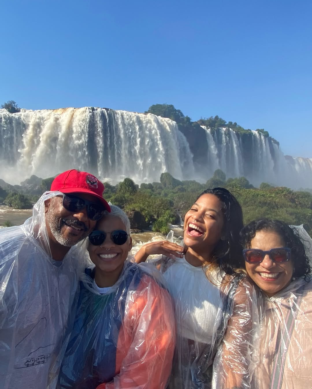 Juliana Marins und ihre Familie vor einem Wasserfall, aus einem Post vom 27. Mai 2025 | Quelle: Instagram/ajulianamarins