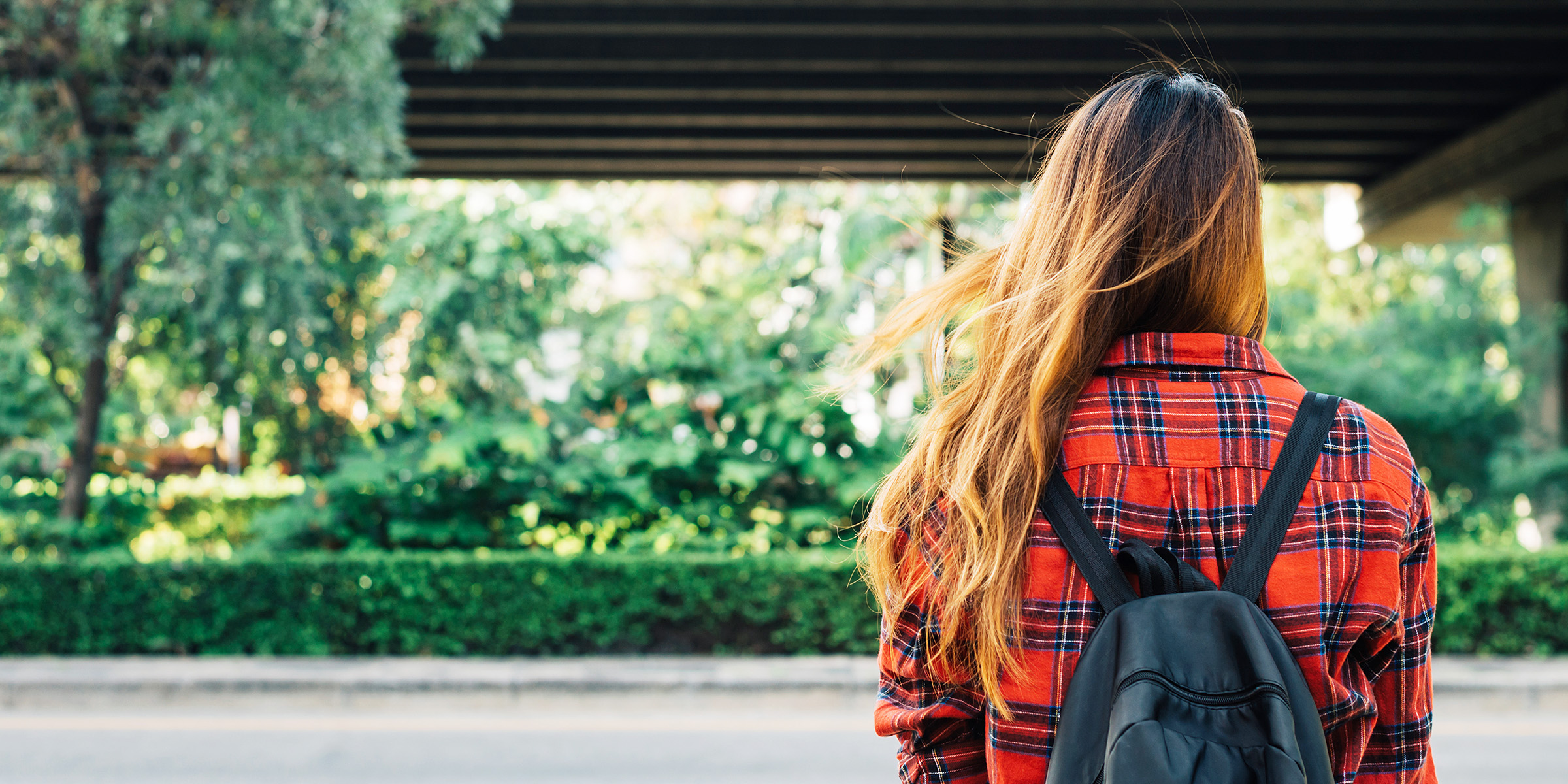 Eine Frau steht mit einem Rucksack | Quelle: Freepik