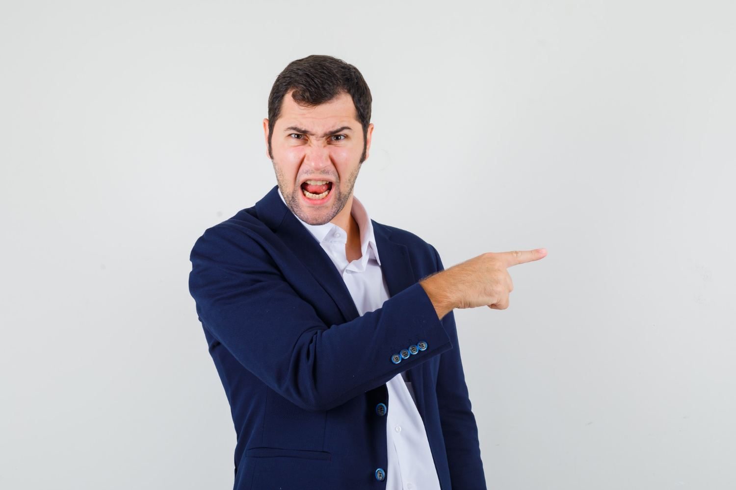 Ein wütender Mann, der mit dem Finger zeigt | Quelle: Freepik