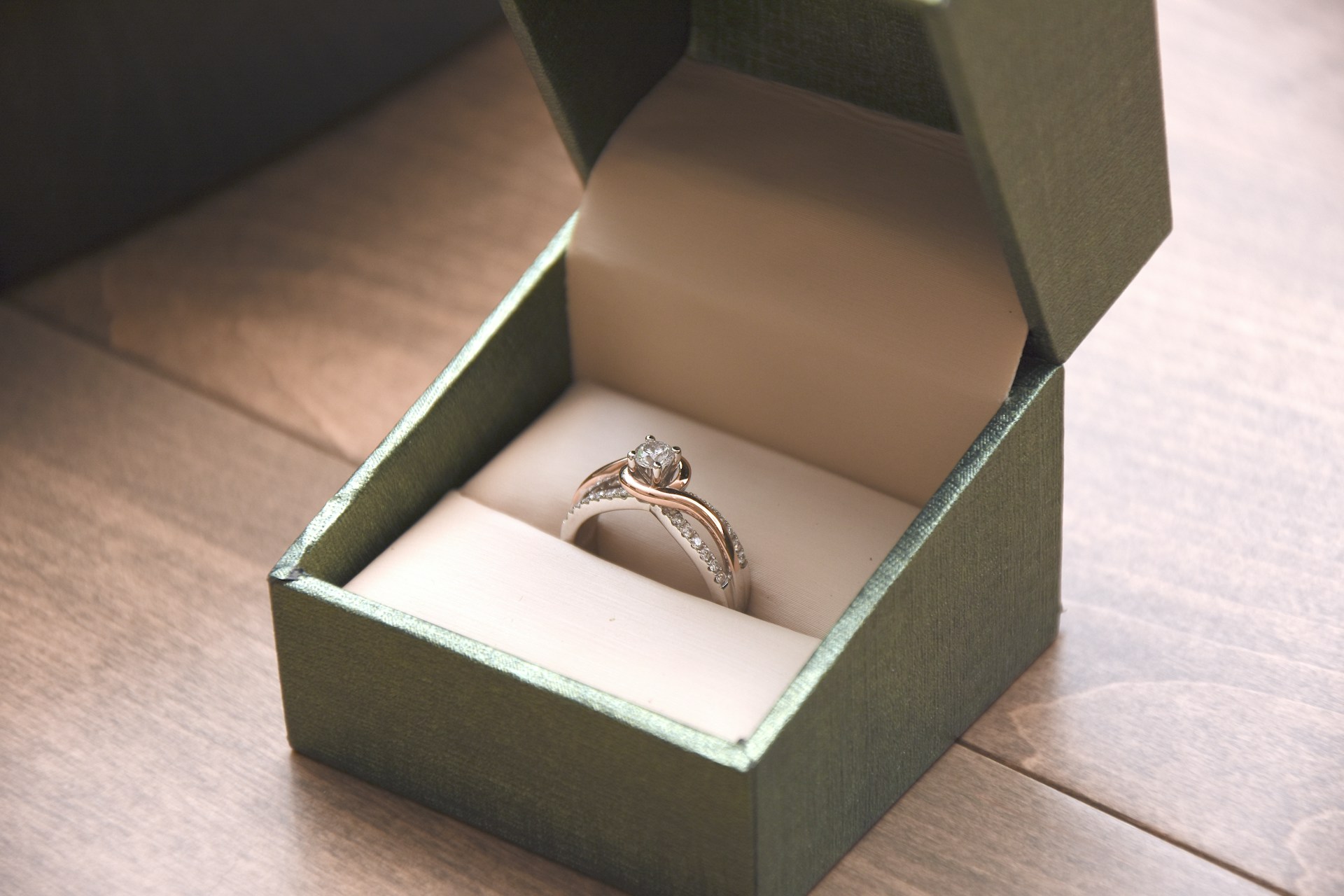 Ein Diamantring in einer Schachtel | Quelle: Unsplash