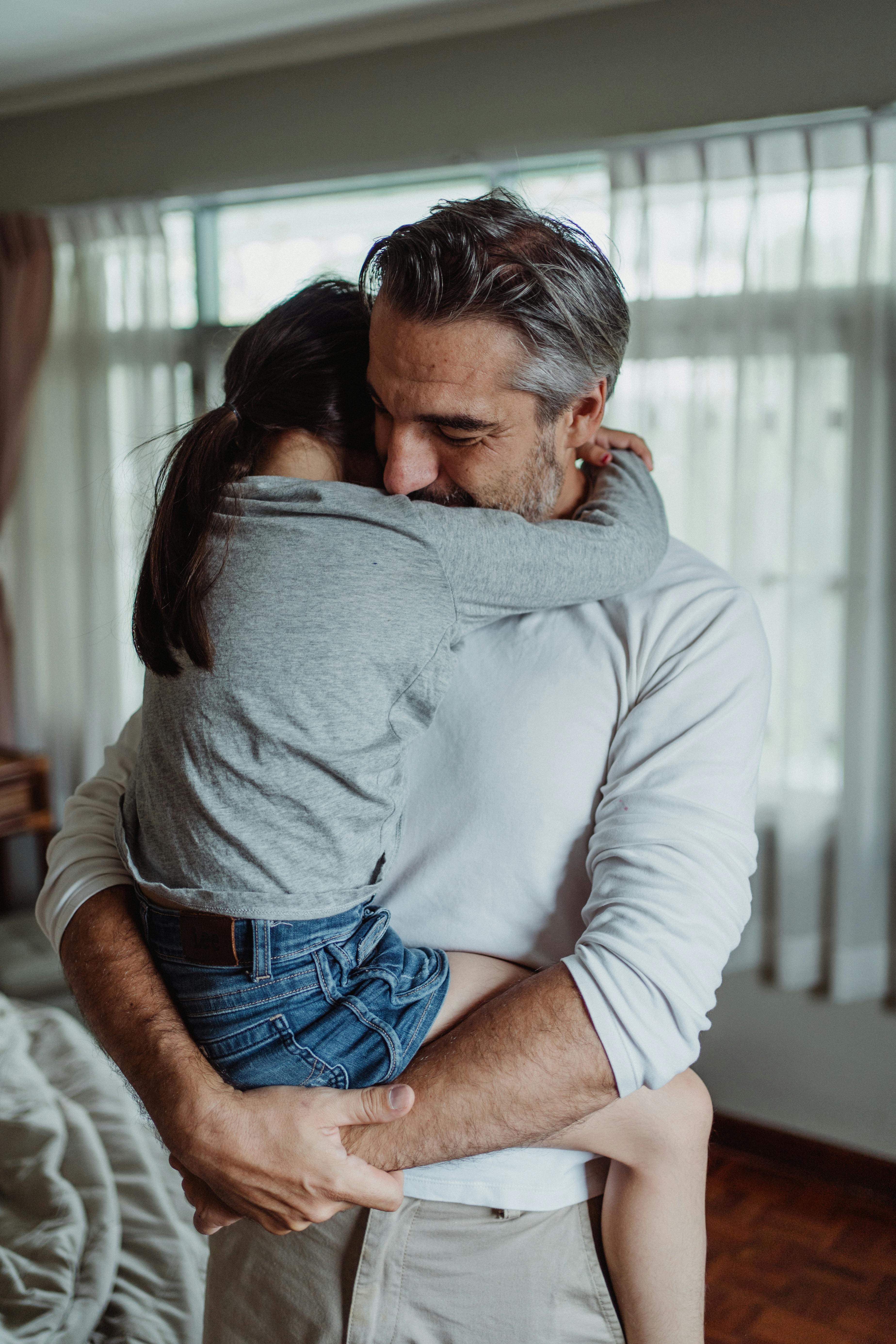 Vater, der seine Tochter umarmt | Quelle: Pexels