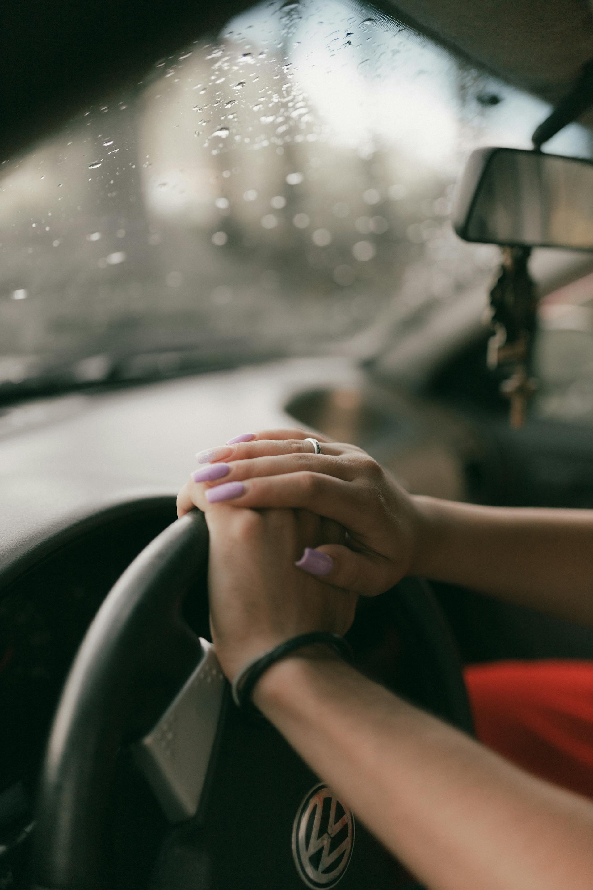 Eine Frau am Steuer eines Autos | Quelle: Pexels