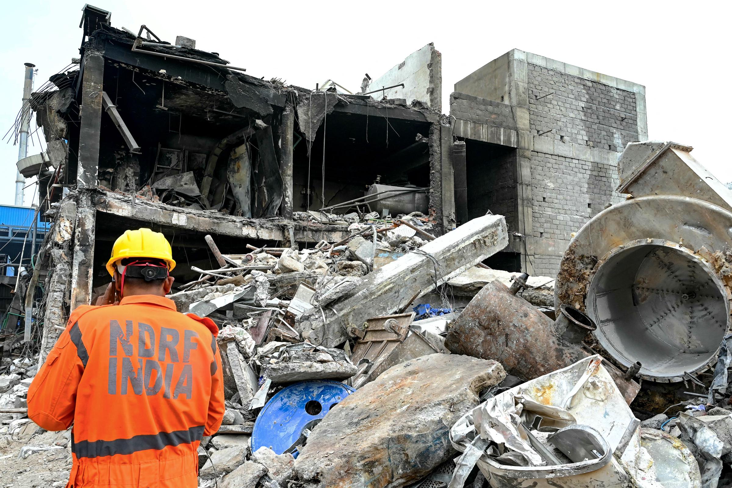Ein Rettungsarbeiter begutachtet die Trümmer des ausgebrannten Werks von Sigachi Industries in Telangana, einen Tag nach einer tödlichen Explosion, die am 1. Juli 2025 gemeldet wurde | Quelle: Getty Images