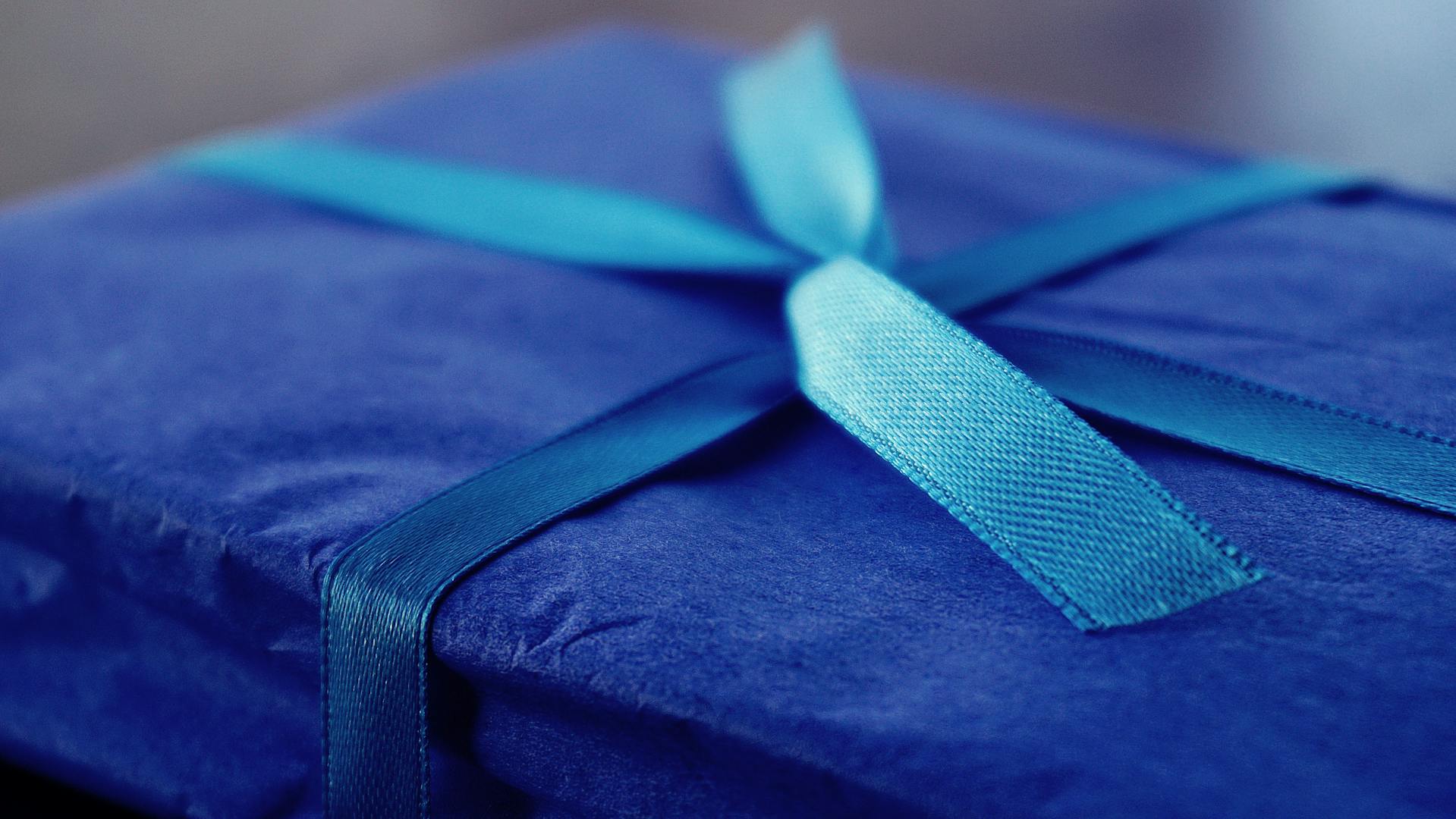Eine Nahaufnahme eines blauen Geschenks | Quelle: Pexels
