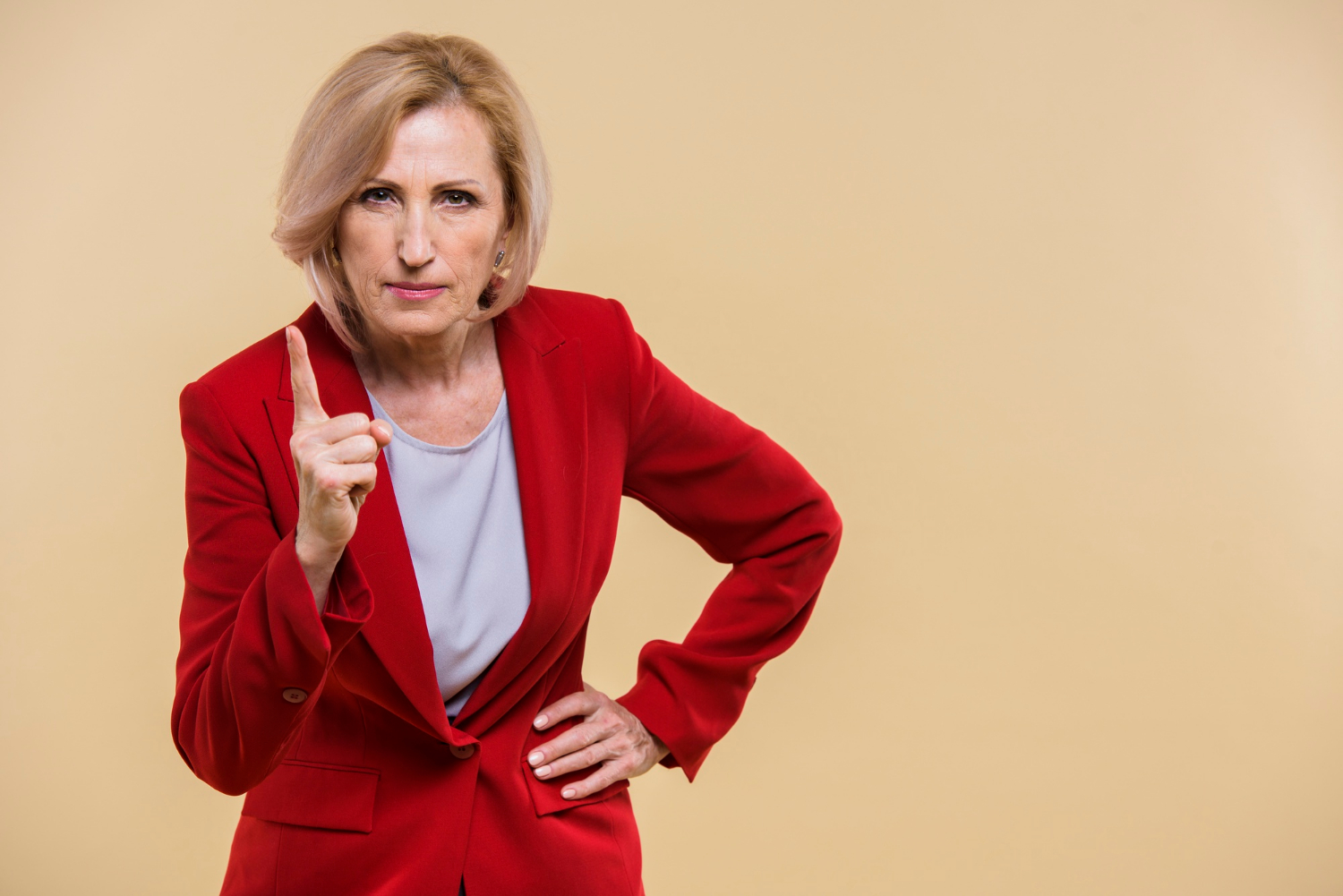 Eine wütende ältere Frau | Quelle: Freepik