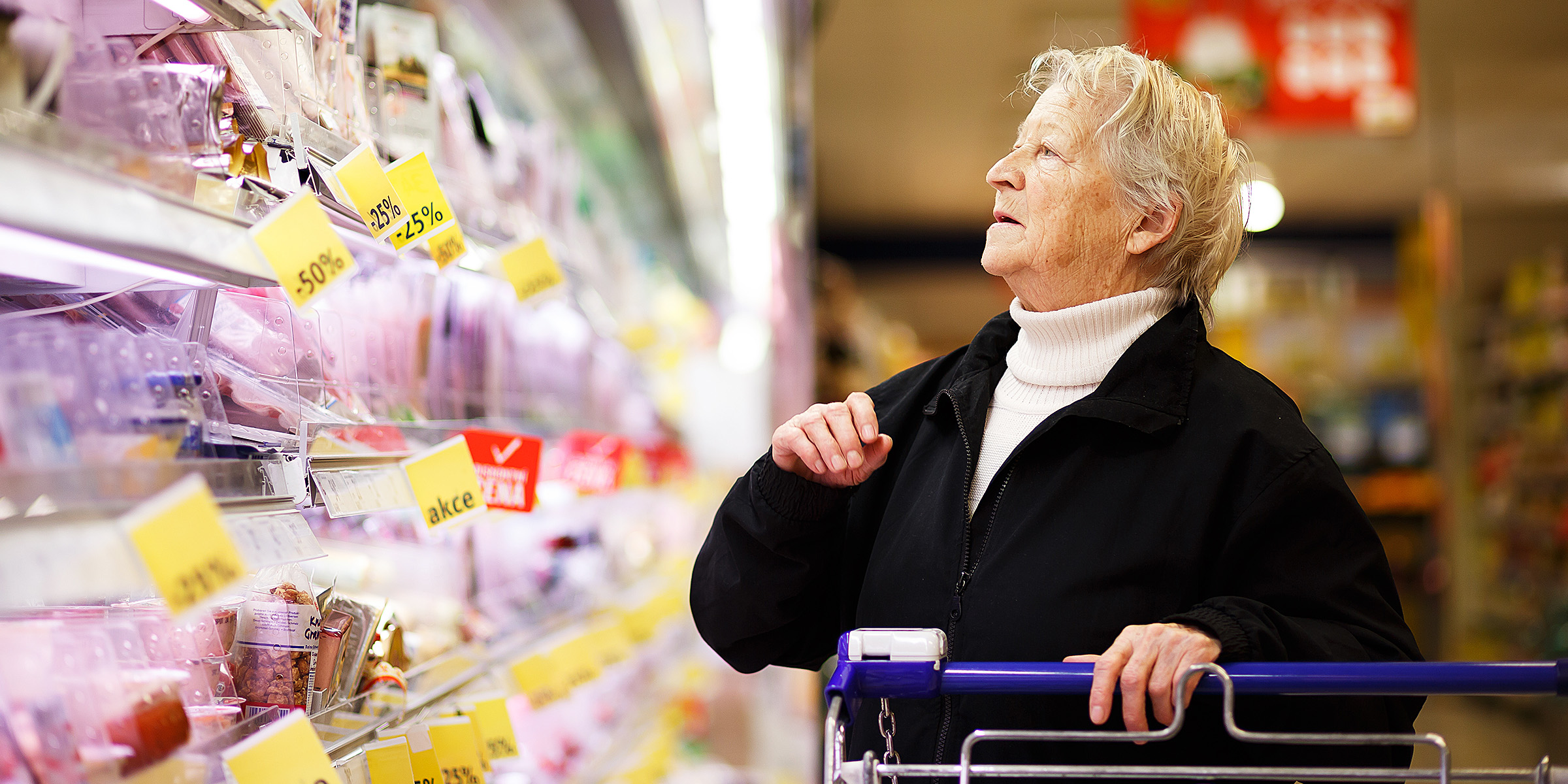 Eine ältere Frau in einem Supermarkt | Quelle: Shutterstock