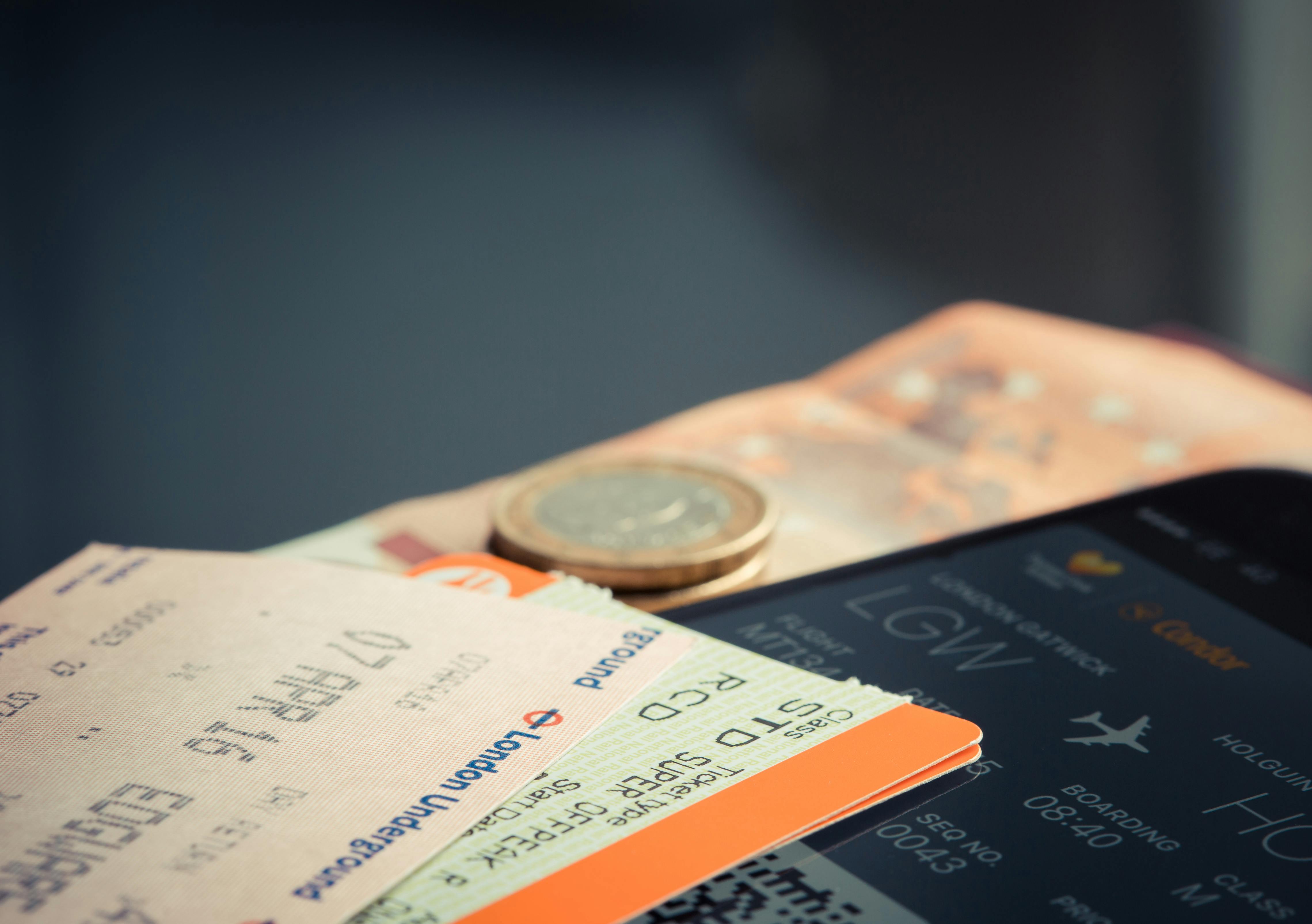 Flugtickets auf einem Schalter | Quelle: Pexels