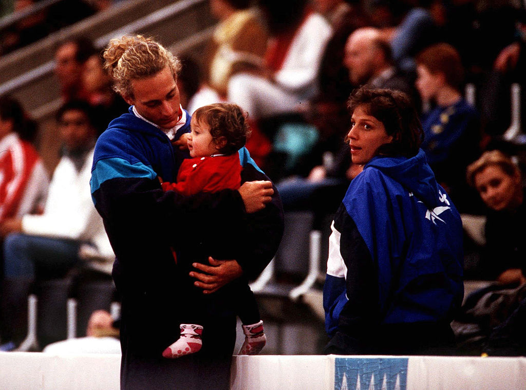 Deutsche Hallen Meisterschaften Karlsruhe 25.2.96, Tim Lobinger mit Tochter und Ehefrau Petra | Quelle: Getty Images