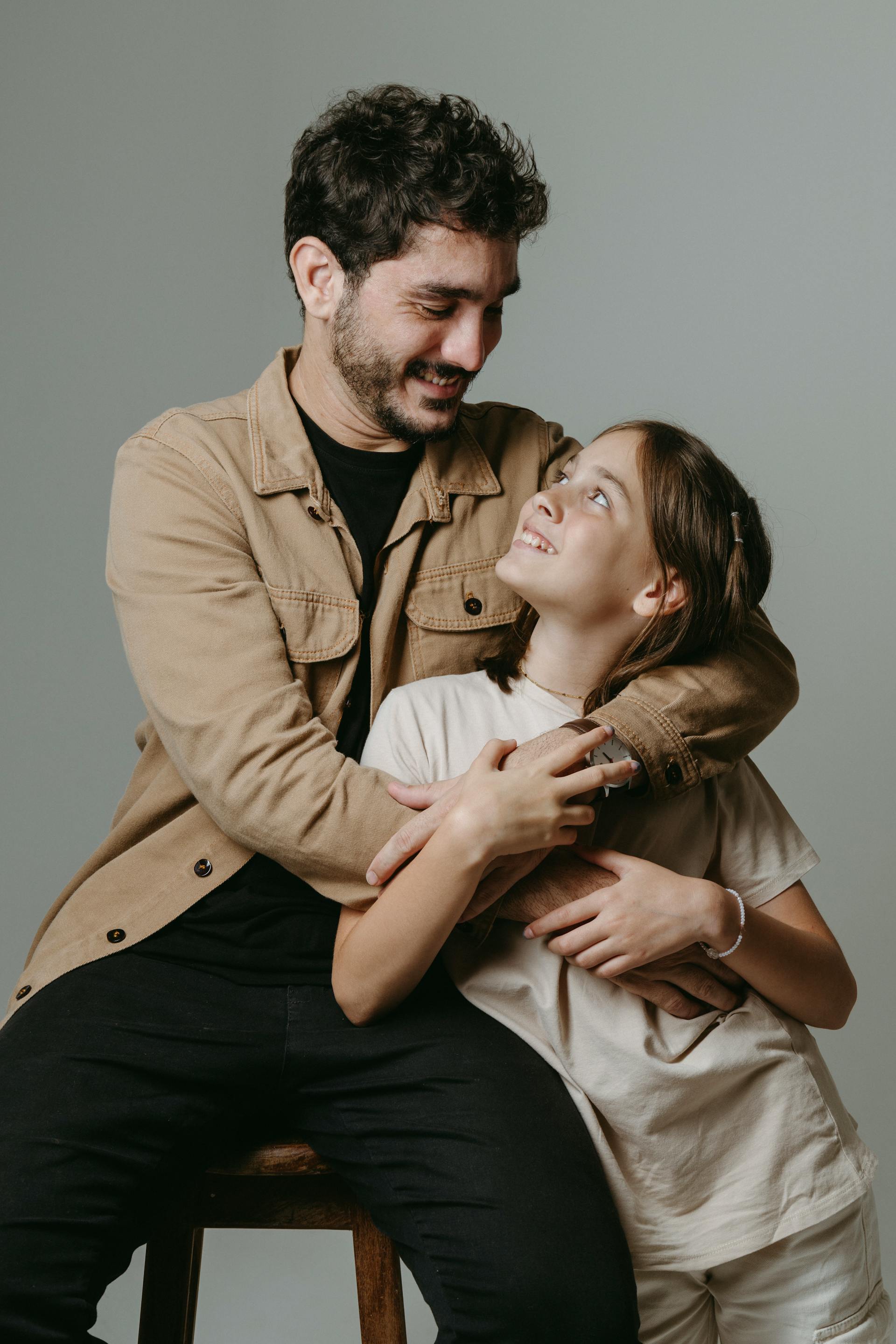 Ein Vater, der seine Tochter umarmt | Quelle: Pexels