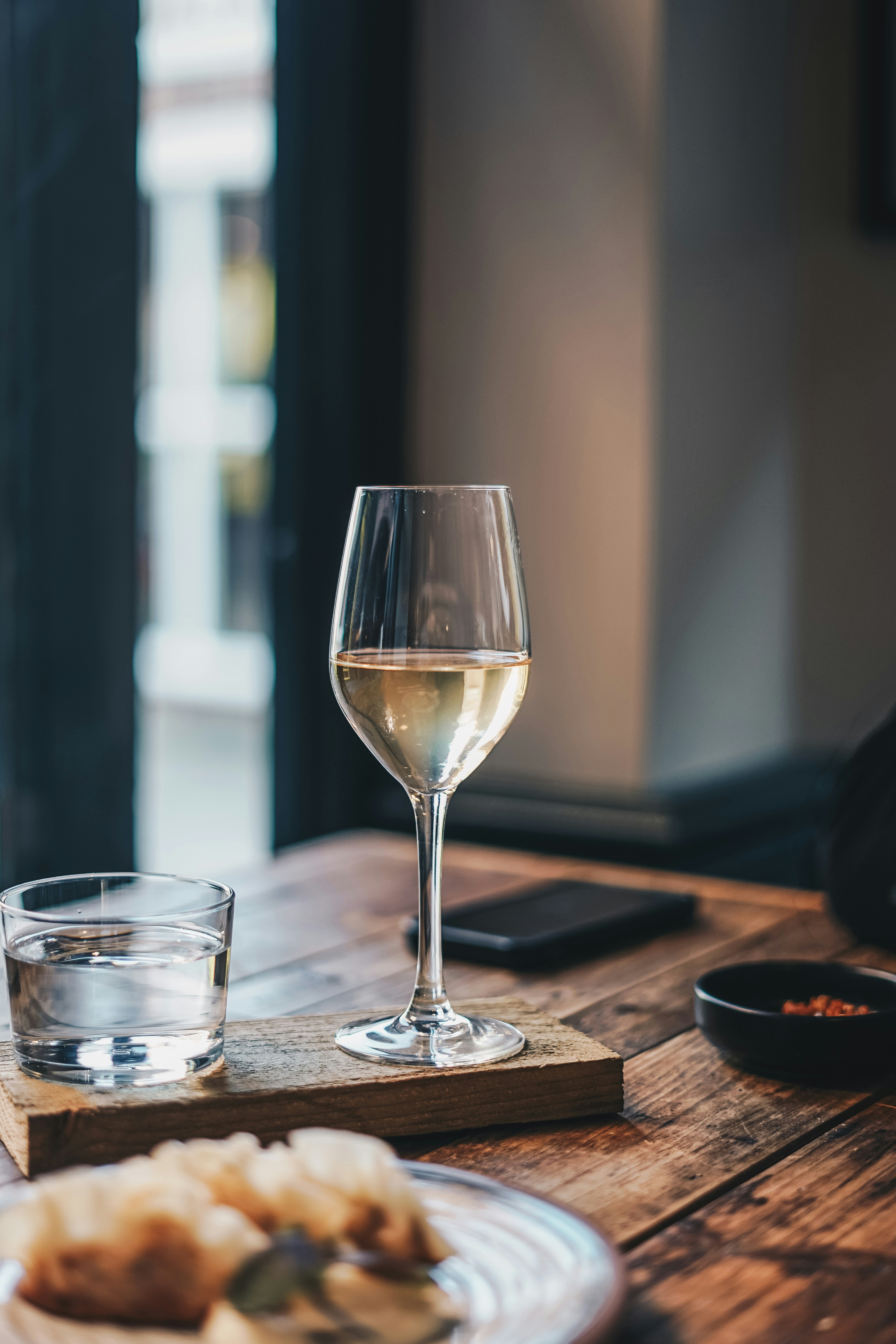 Ein Glas Wein auf einem Tisch | Quelle: Unsplash