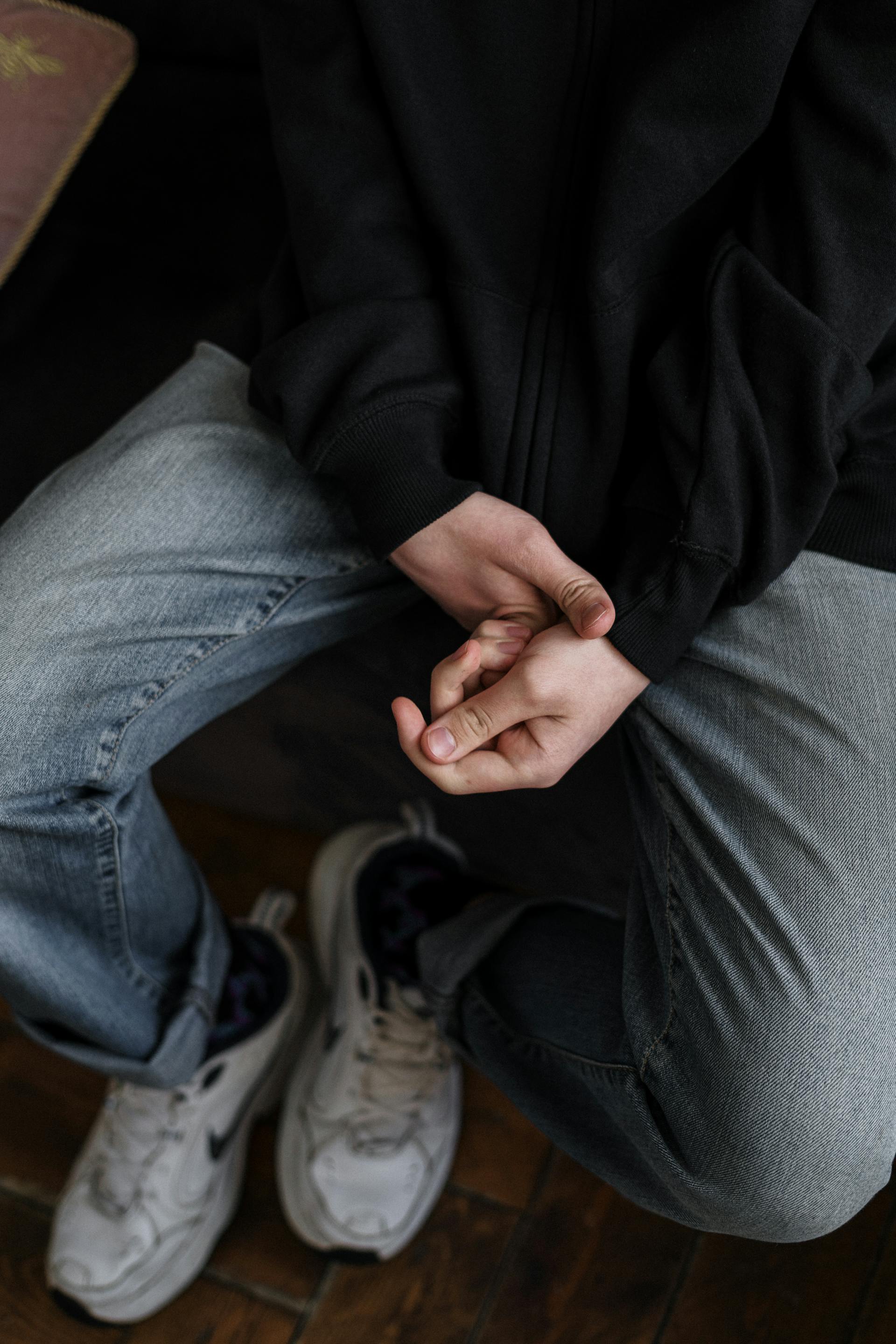 Eine Nahaufnahme einer Person in schwarzer Jacke und Denim-Jeans | Quelle: Pexels