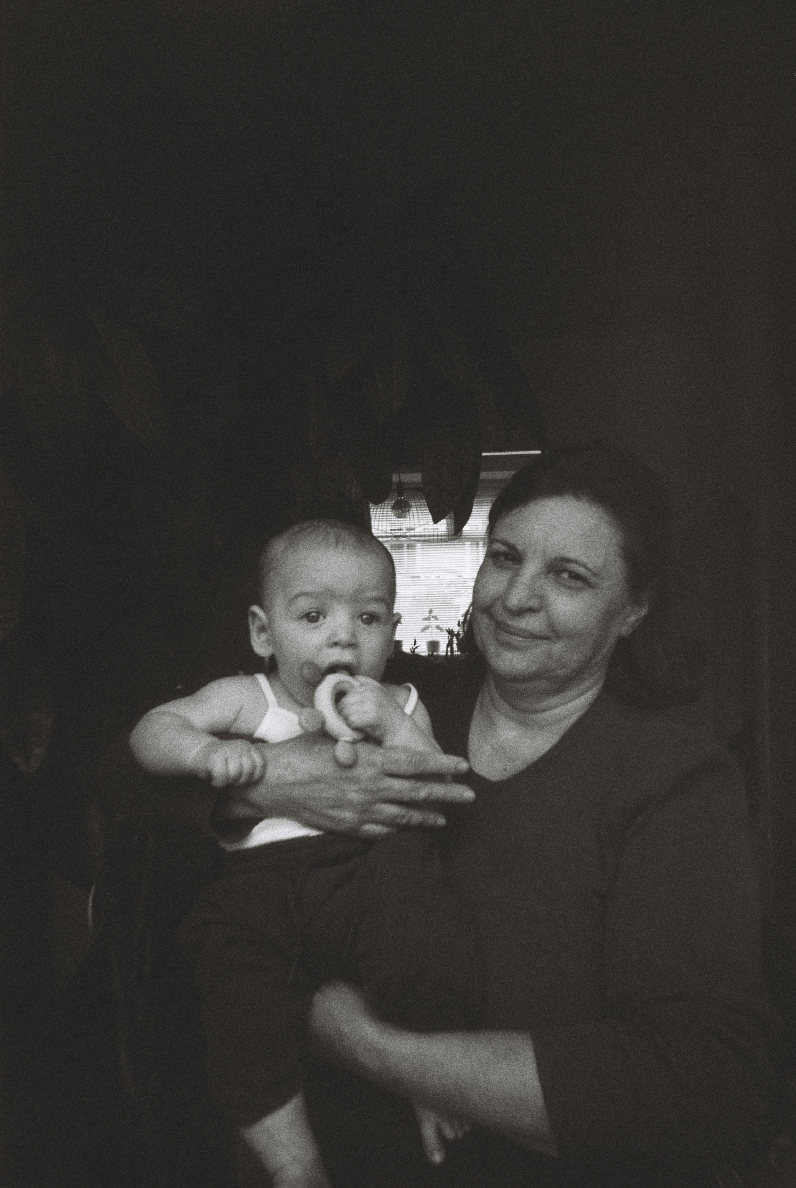 Eine Frau hält ein Baby im Arm | Quelle: Unsplash