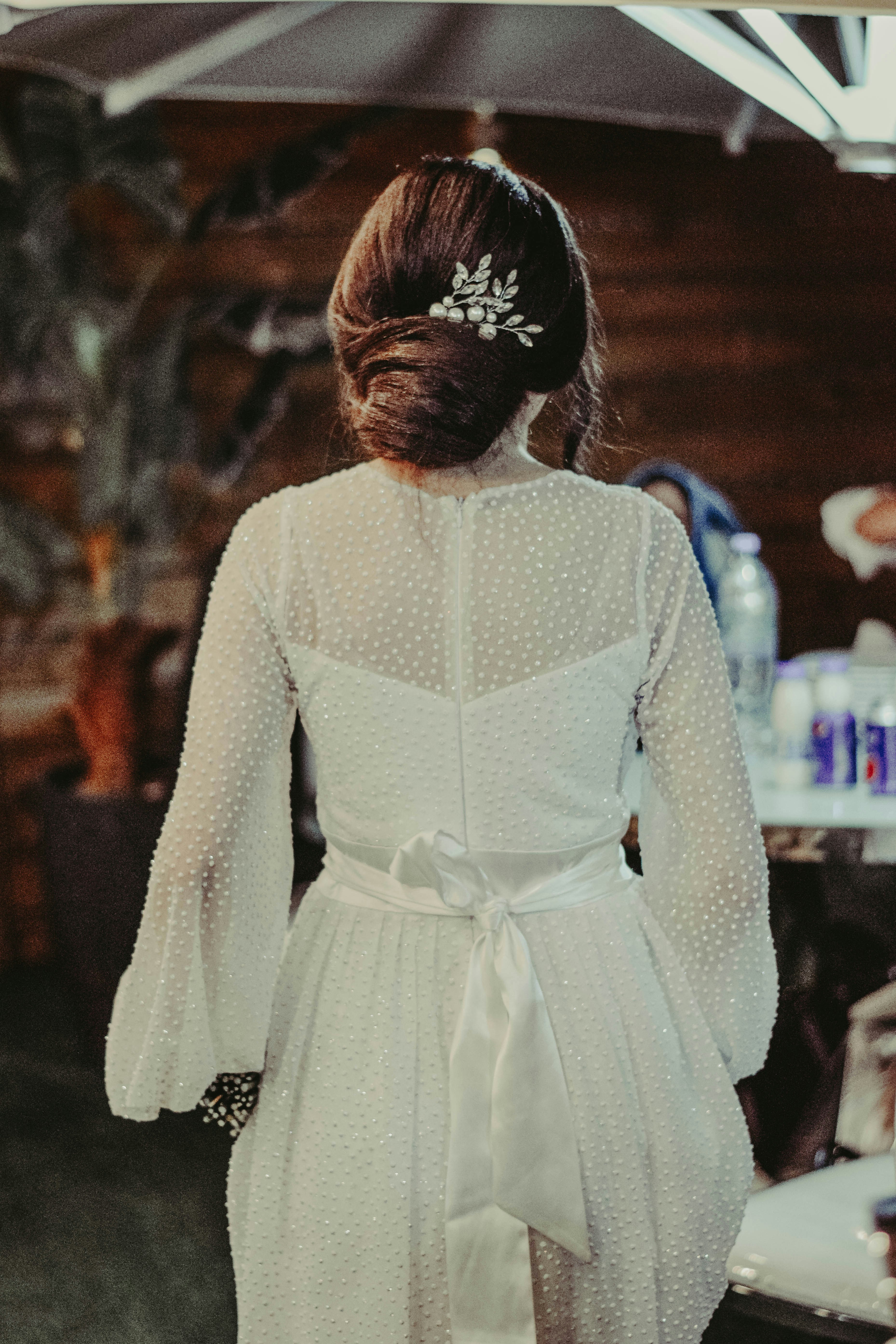 Eine Frau, die ein Hochzeitskleid trägt | Quelle: Unsplash