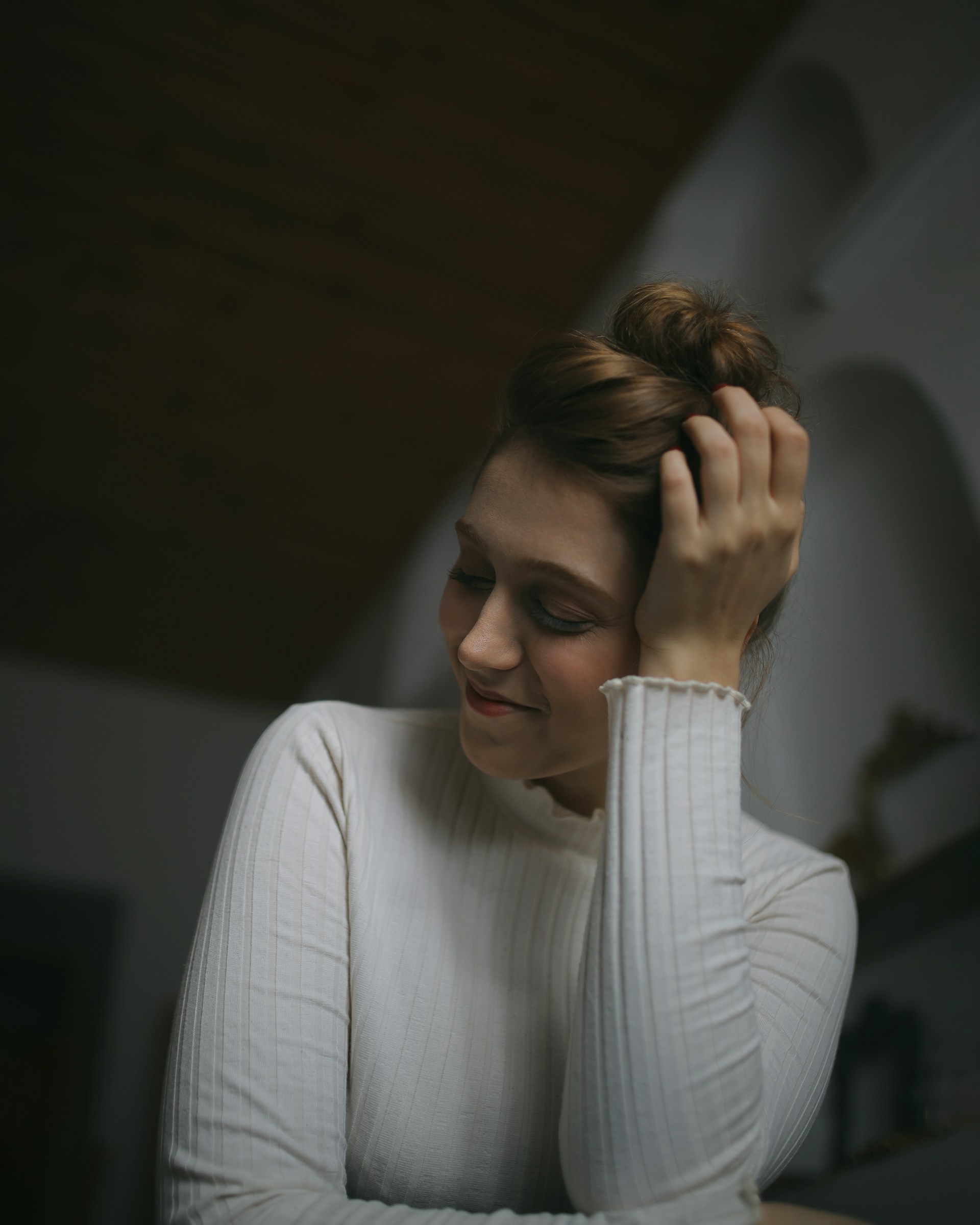 Eine Frau kratzt sich am Kopf | Quelle: Unsplash