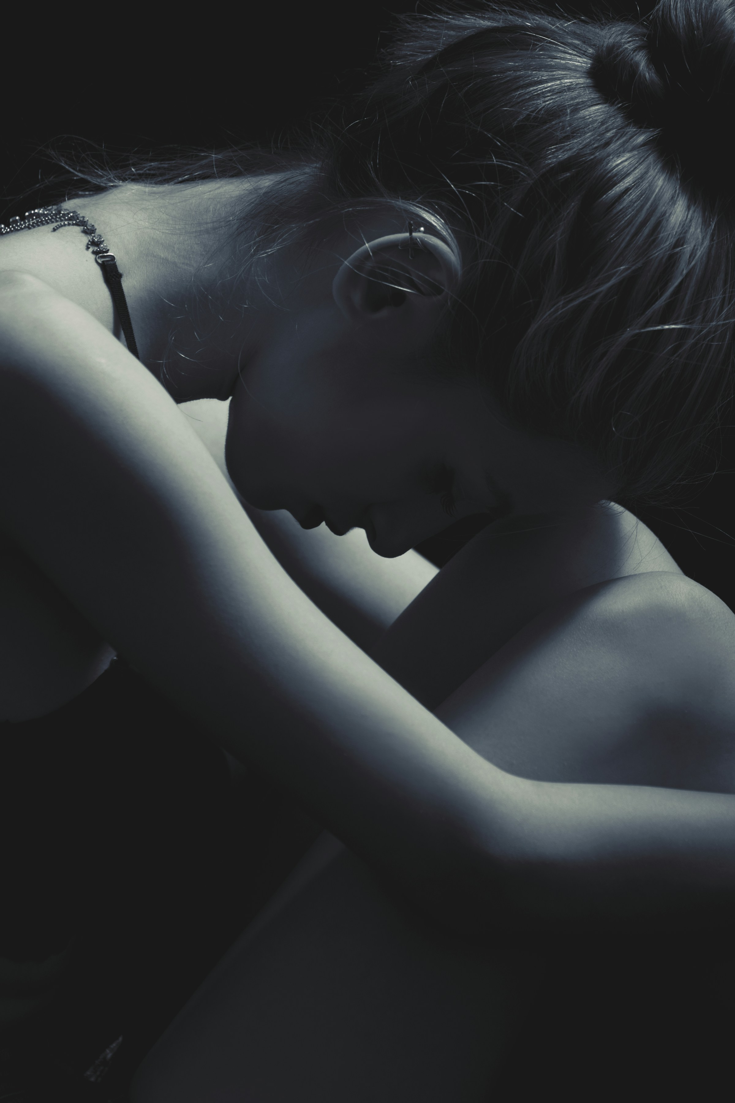Ein Graustufenfoto einer verzweifelten Frau | Quelle: Unsplash