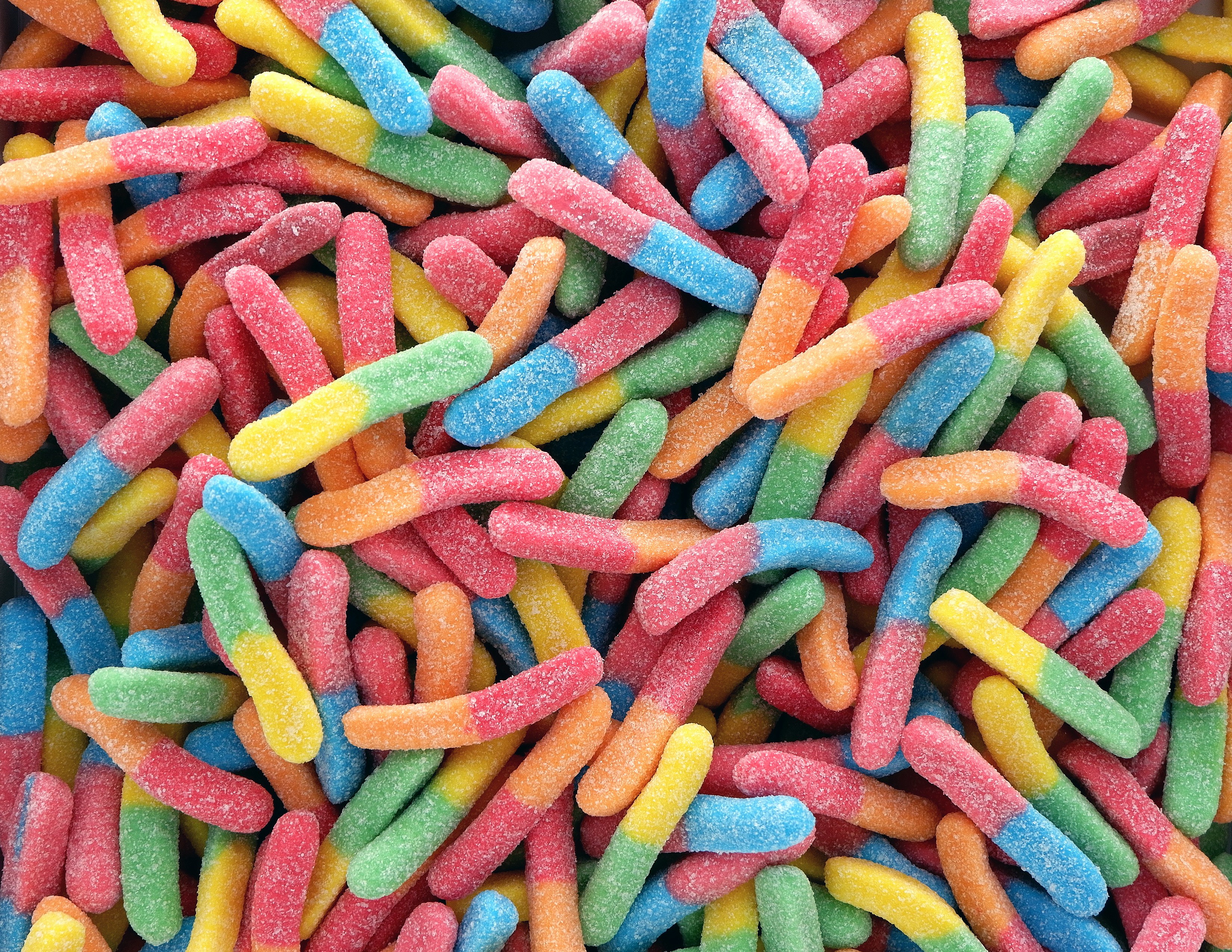 Eine Nahaufnahme eines sauren Wurm-Bonbons | Quelle: Unsplash