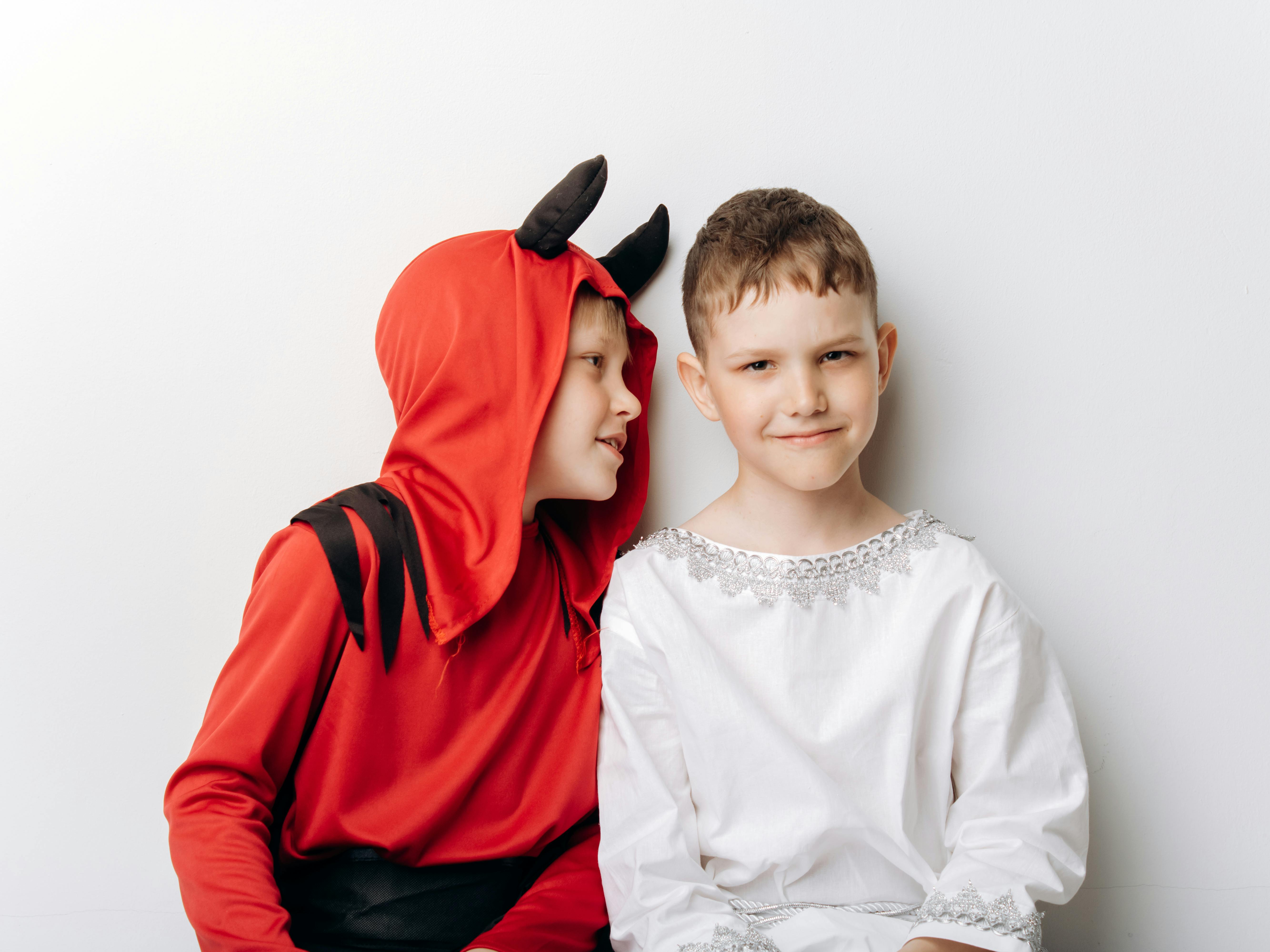 Zwei kleine Jungen in Halloween-Kostümen | Quelle: Pexels