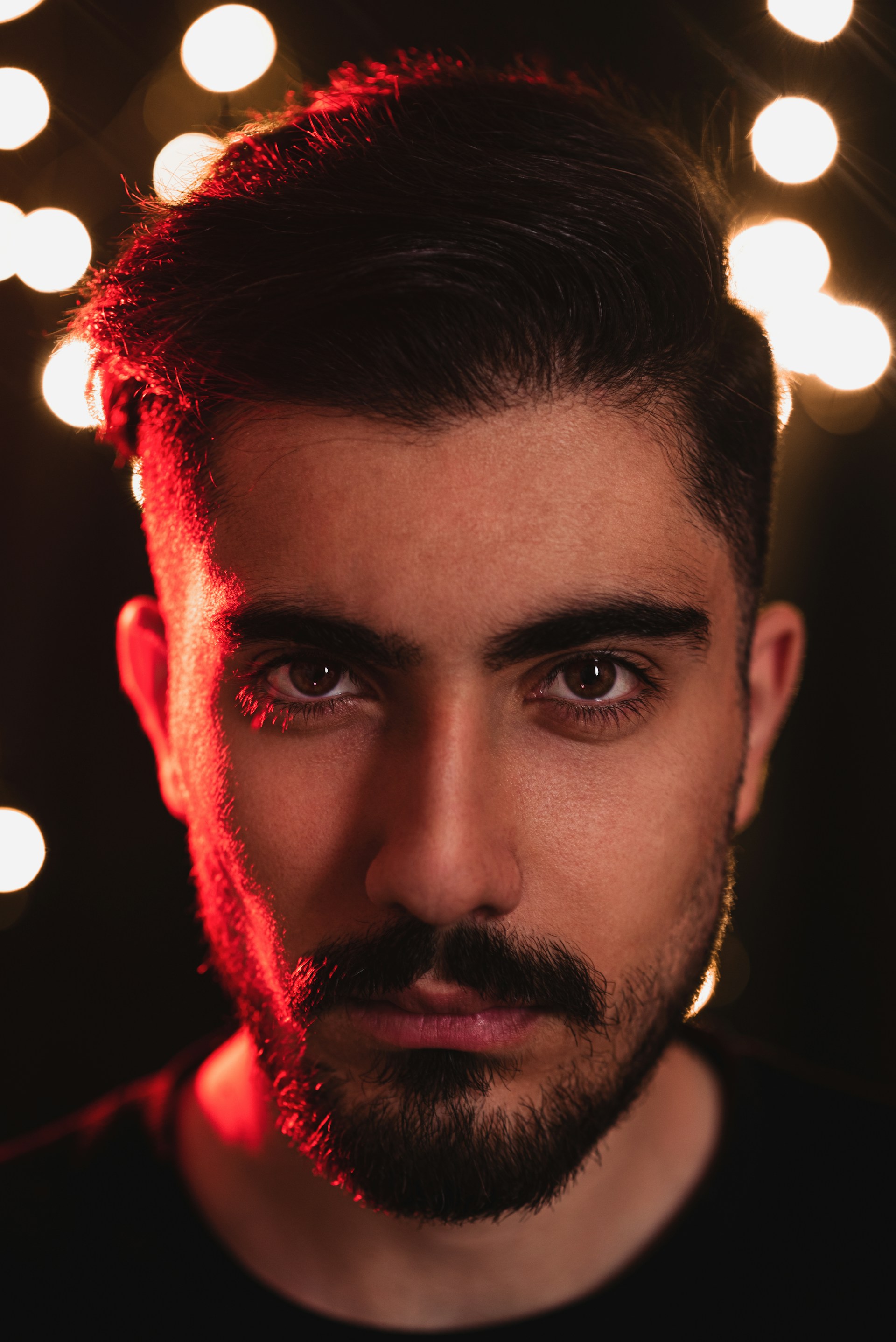 Ein Mann, der jemanden anschaut | Quelle: Unsplash
