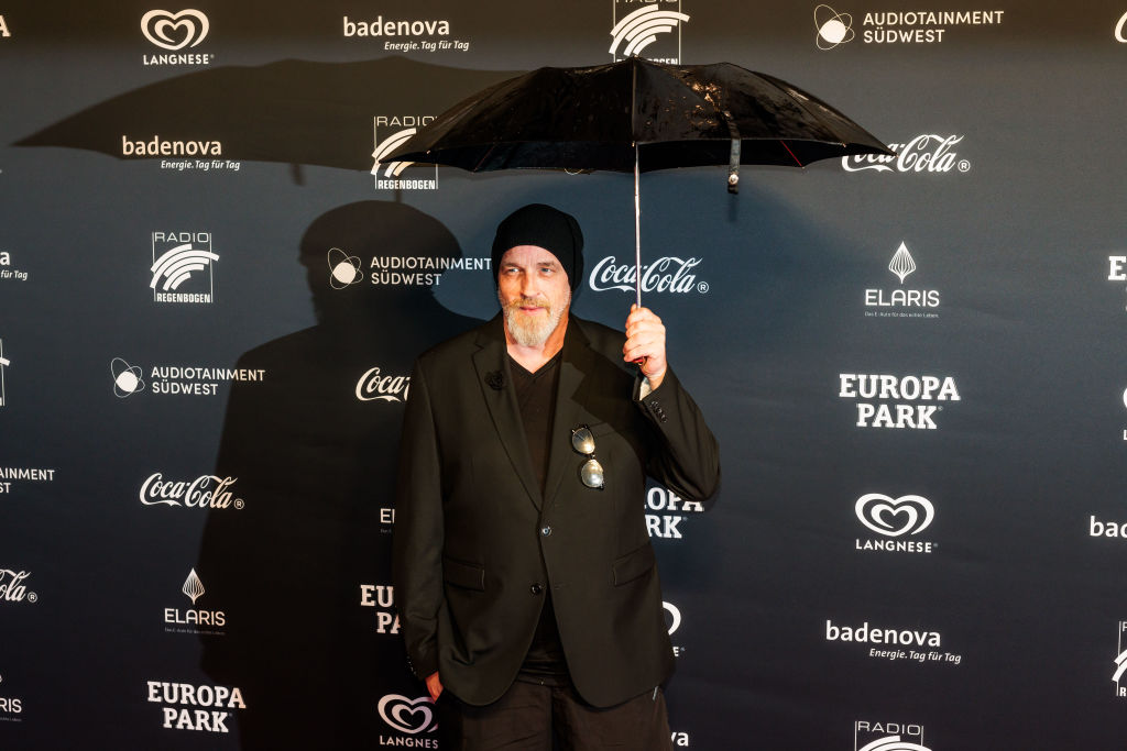 19. April 2024, Baden-Württemberg, Rust: Der Komiker Torsten Sträter nimmt an der Verleihung der Radio-Regenbogen-Awards teil. | Quelle: Getty Images